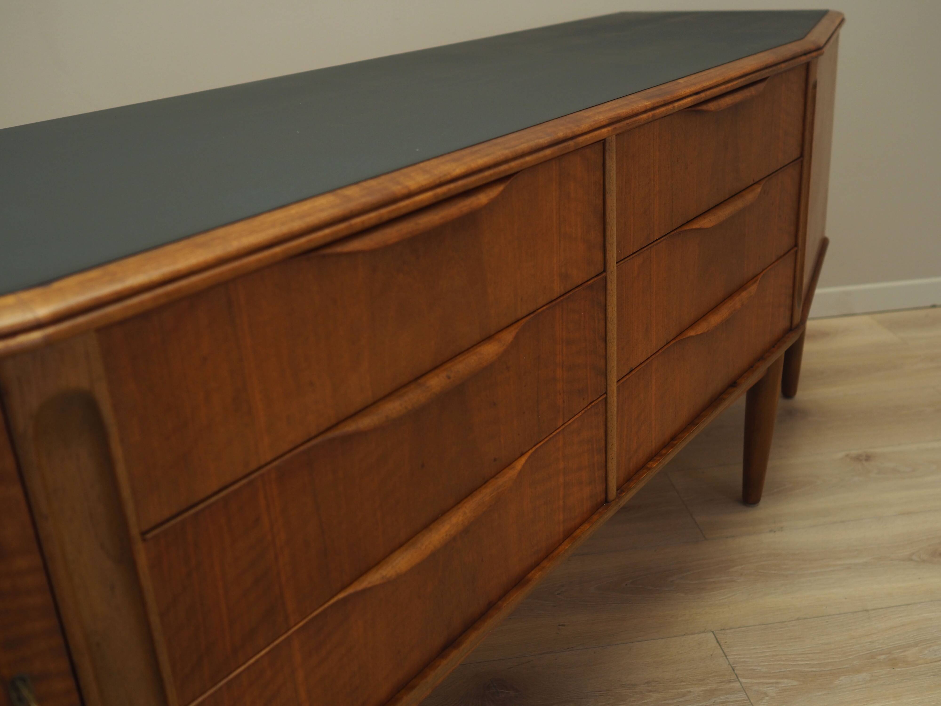 Buffet en noyer, design danois, années 1960, production : Danemark