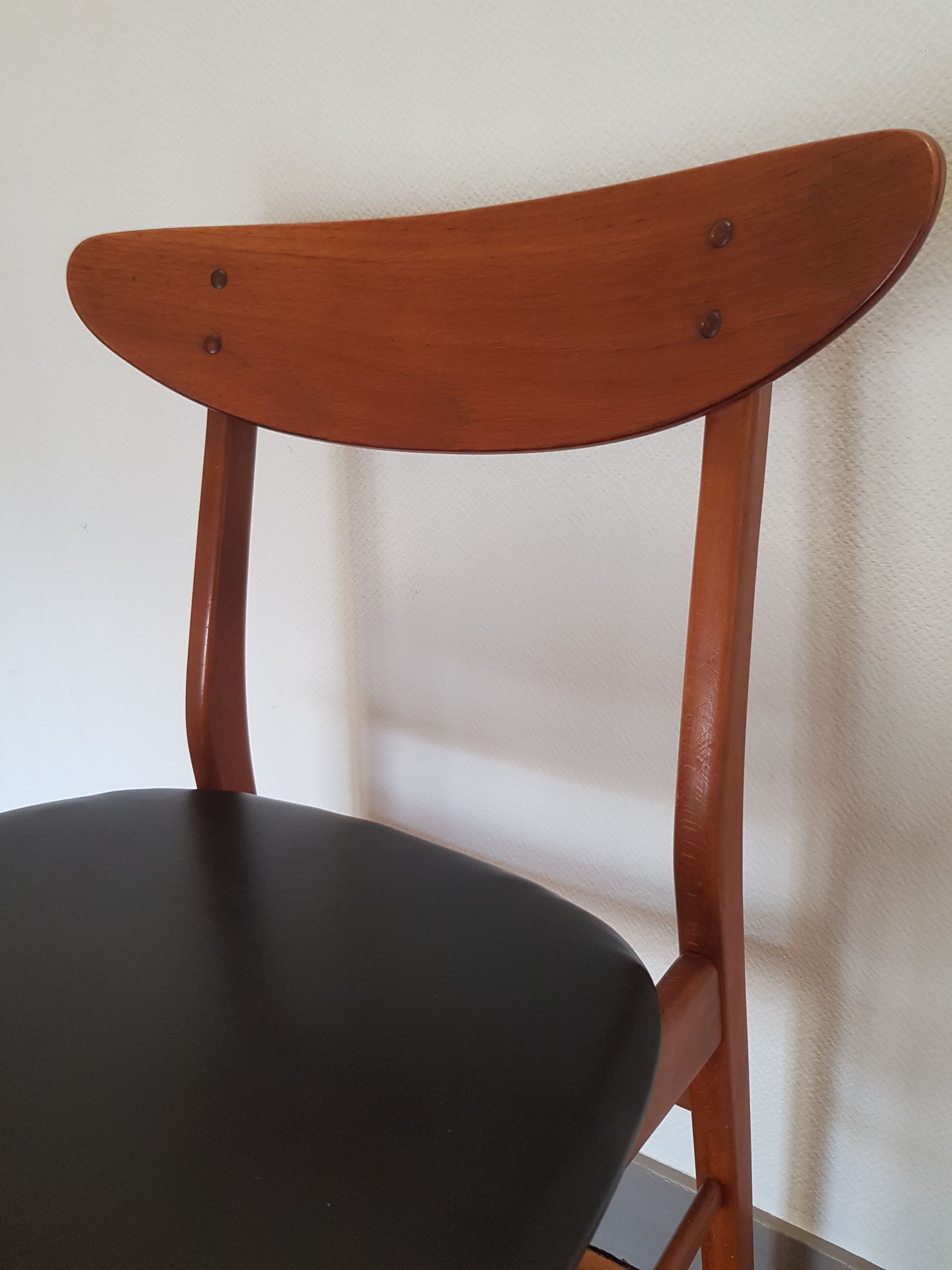 Chaise danoise en teck et skai noir