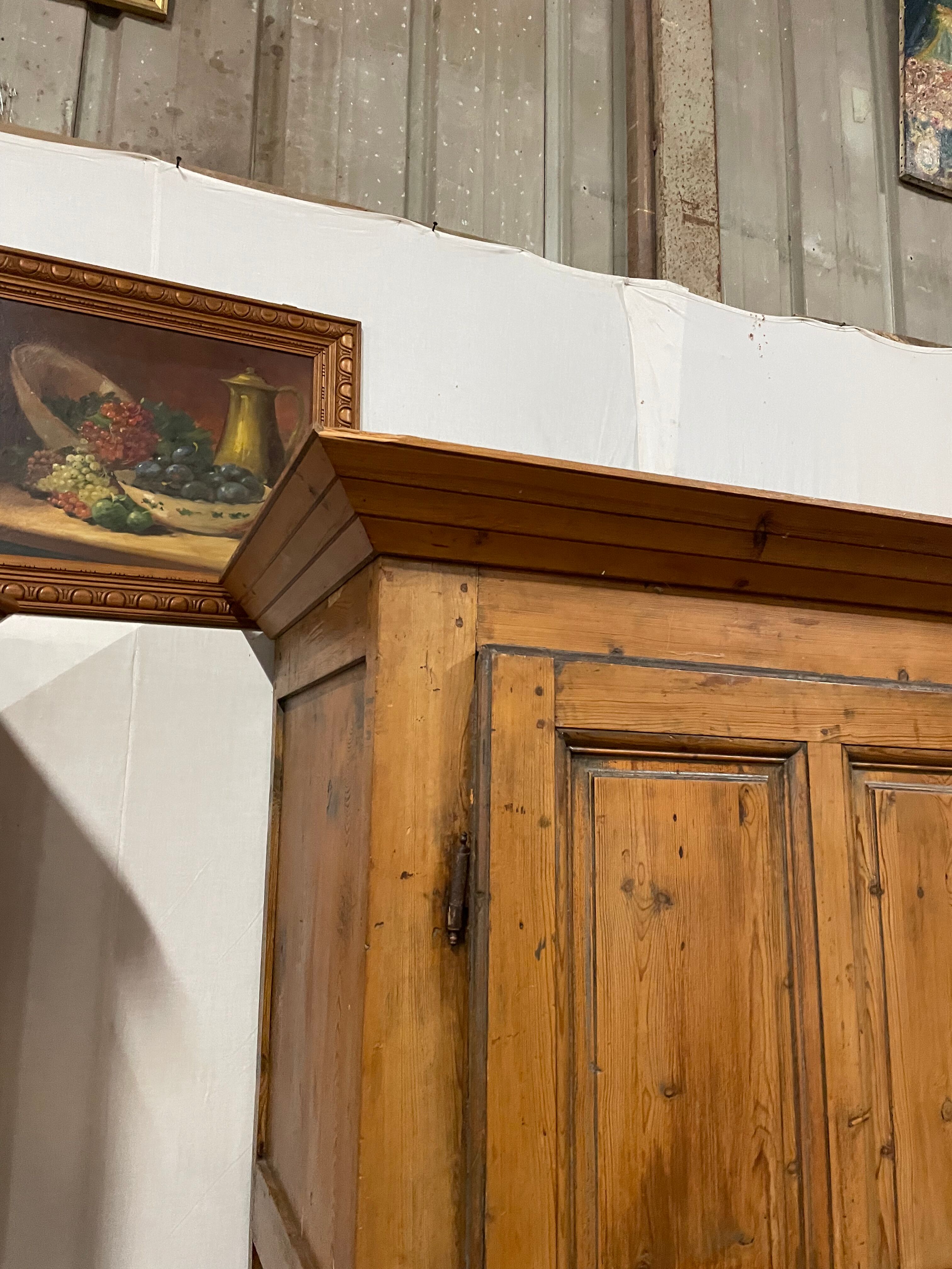 White wooden bonnetière