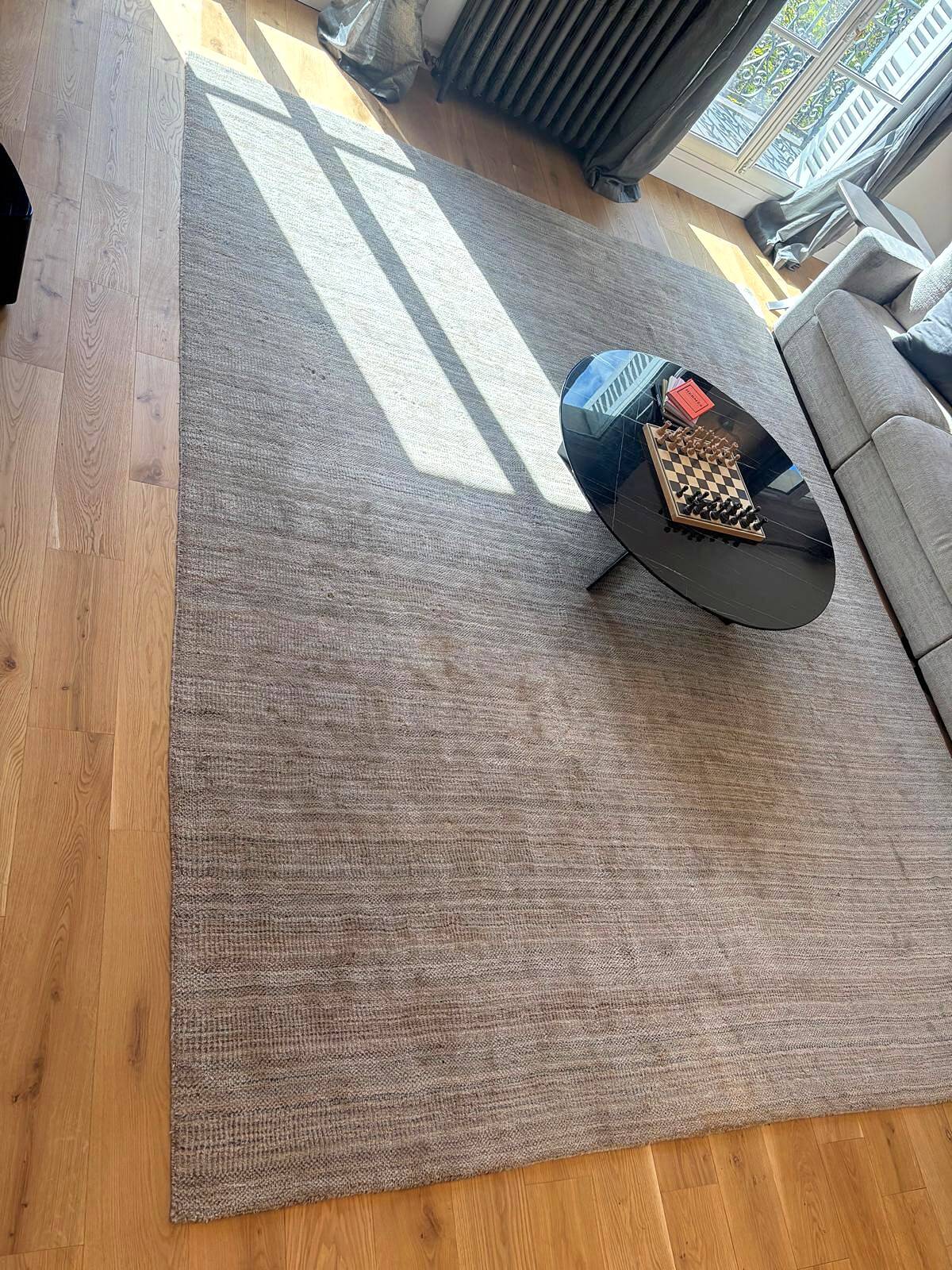 Grand tapis gris chiné tissé à poils ras