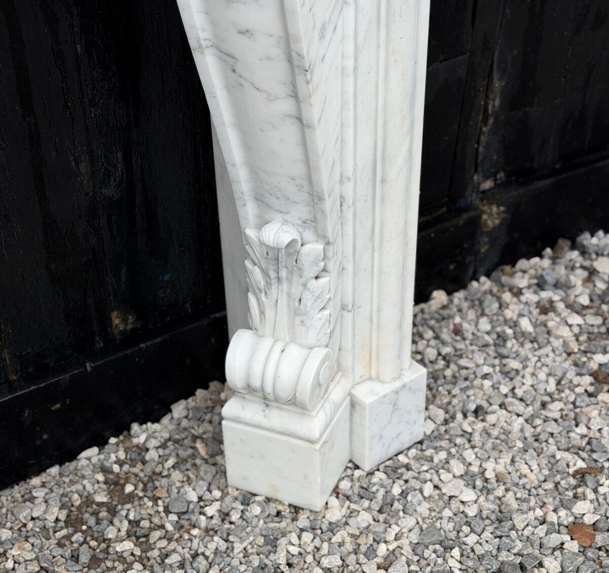 Cheminée de style Louis XV en marbre de Carrare vers 1980