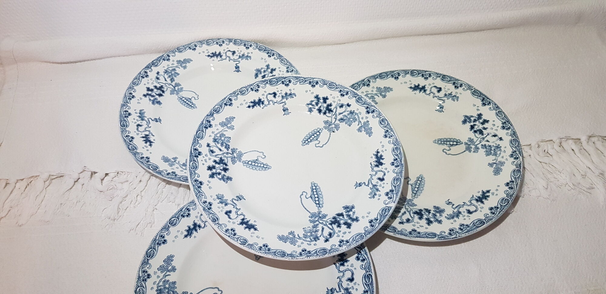 Lot 4 flat plates in Earthenware of St Amand and Hamage model Modern-Style, iron earth.