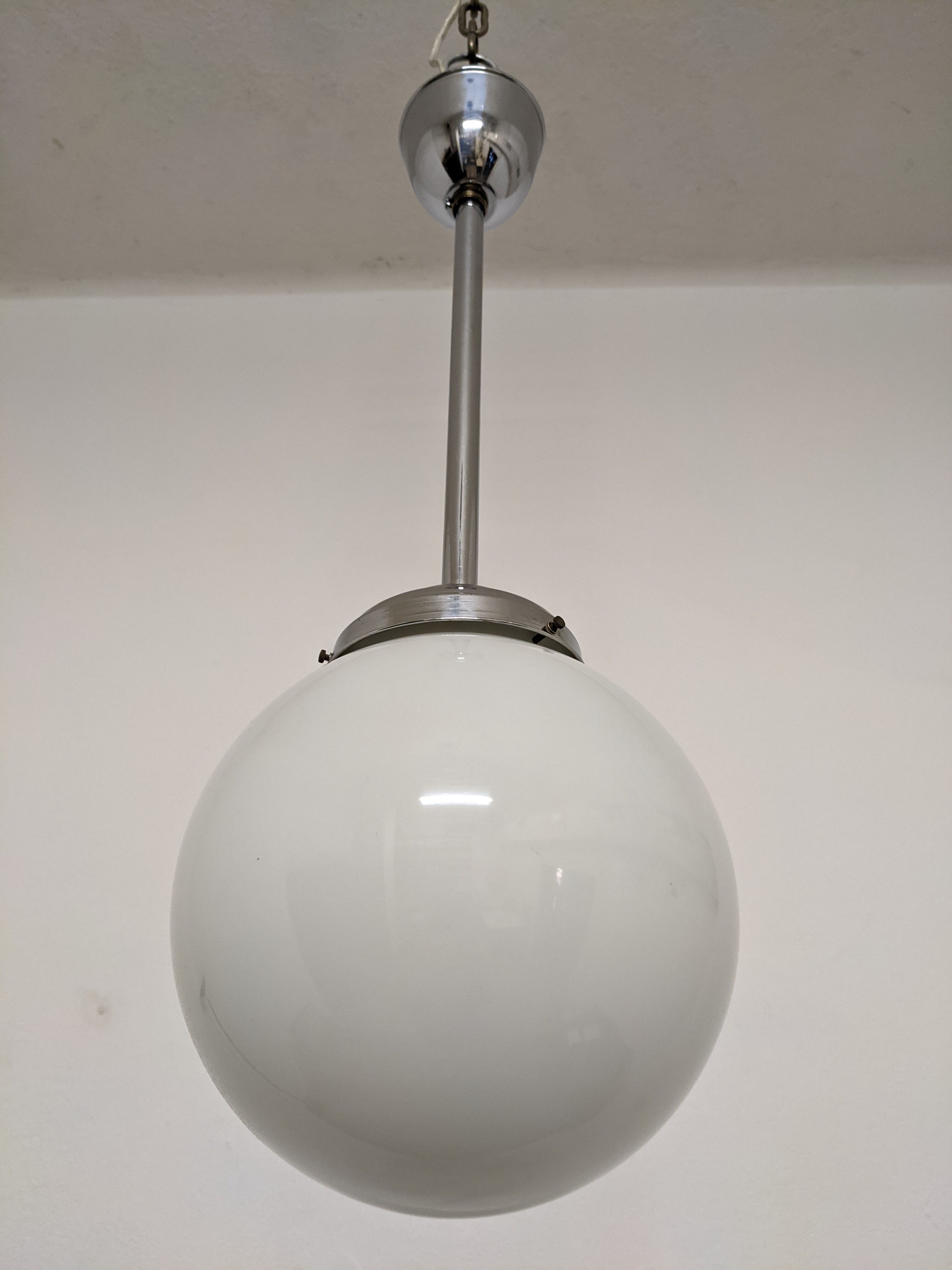 Art Deco ball suspension in opaline