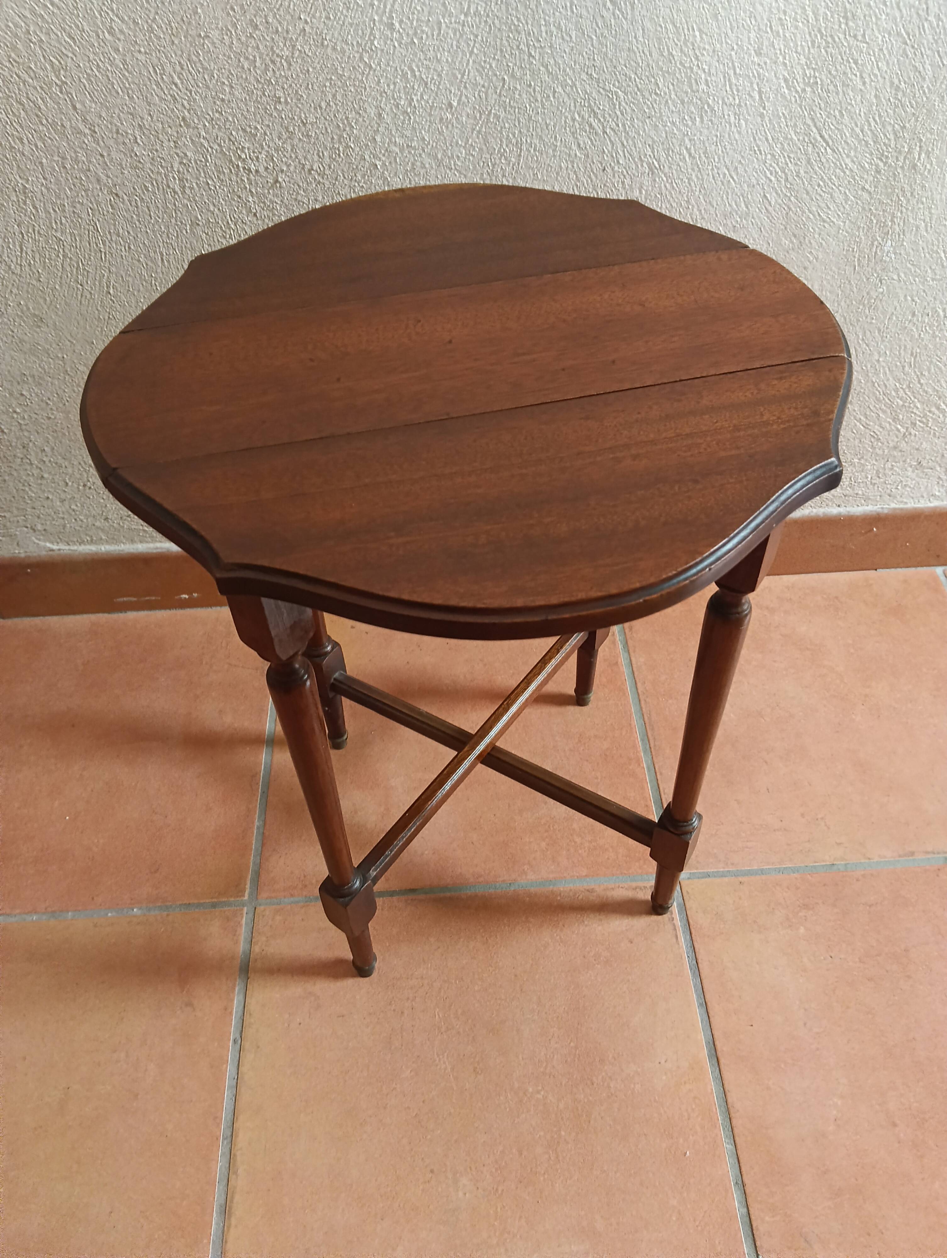 Nesting table set