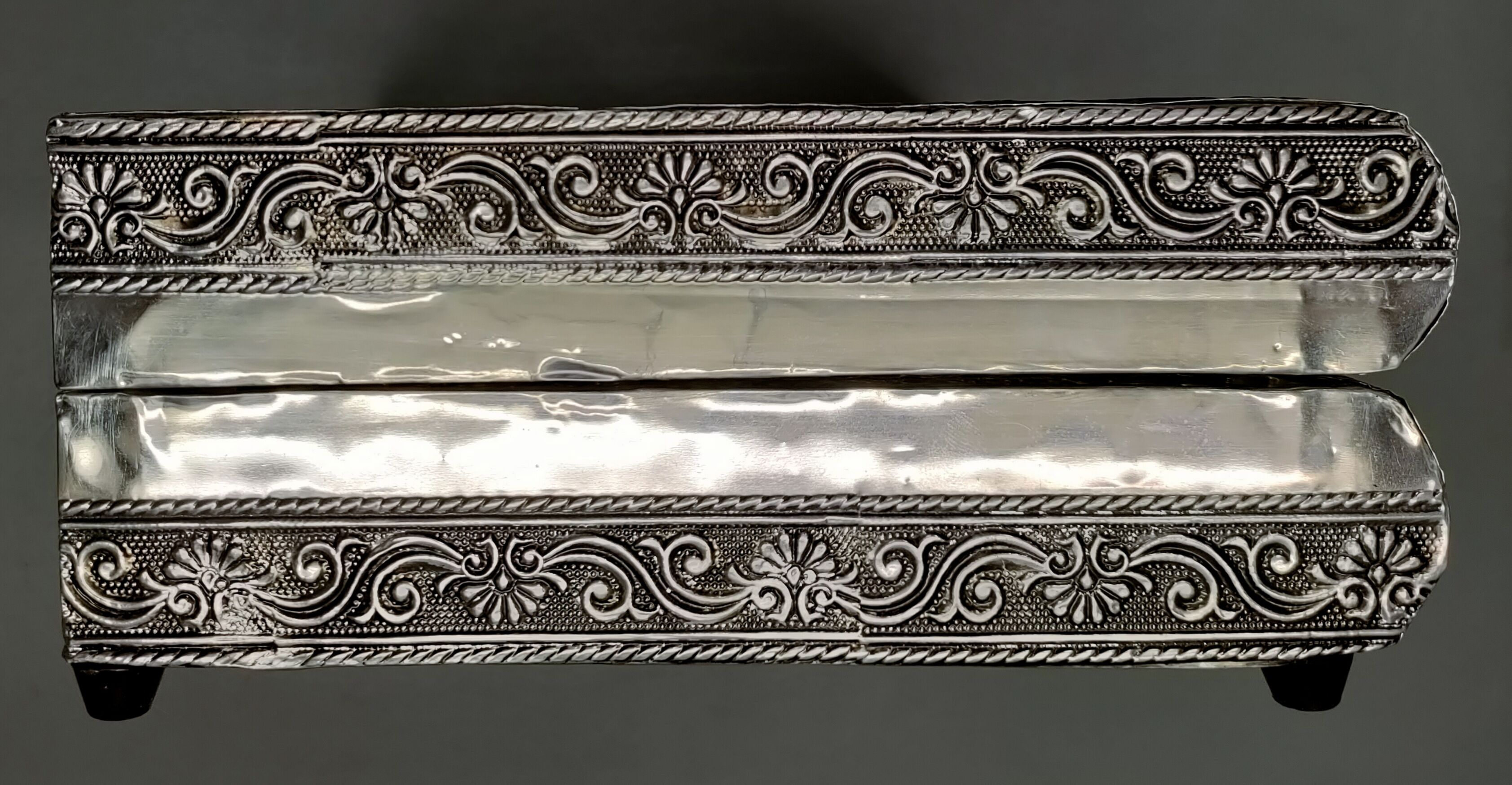 Handcrafted ethnic jewelry box - Hand-pushed silver iron - India - 70's