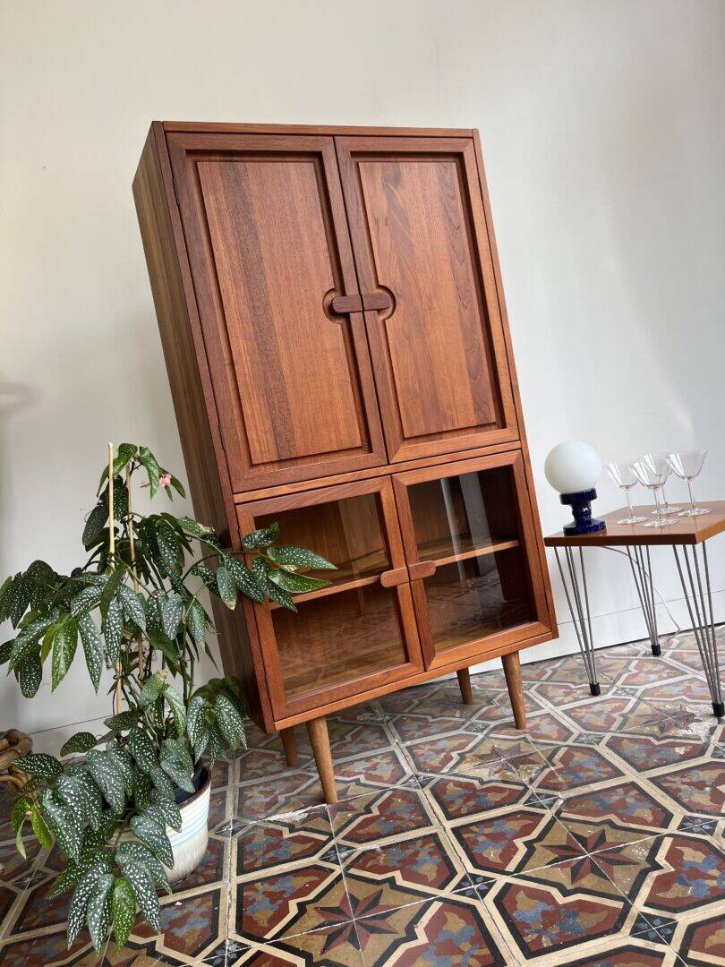 Dyrlund display cabinet