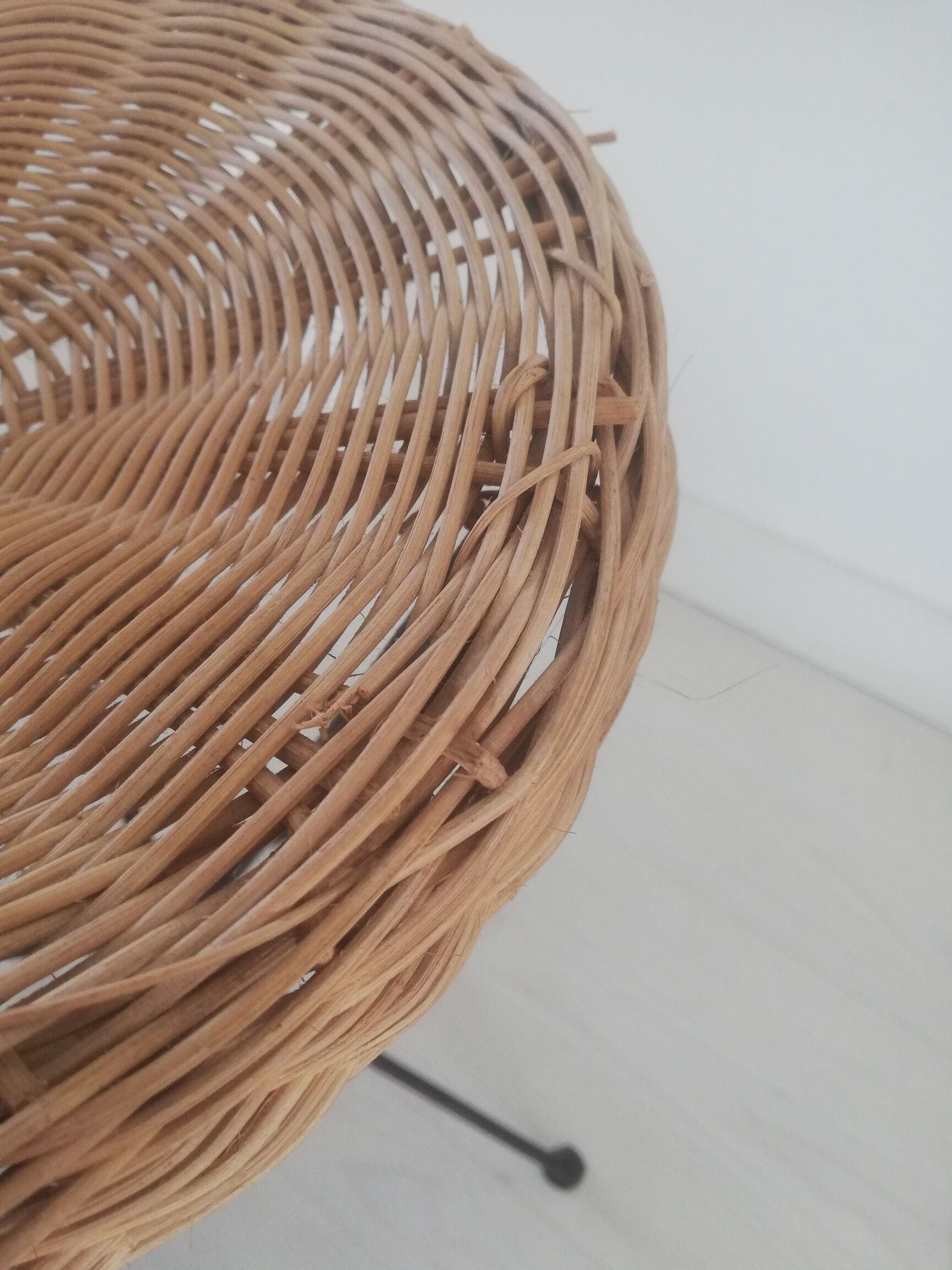 Door plant coffee table tripod in rattan