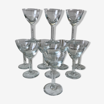 Lot de 11 verres à vin en verre moulé gravés années 20