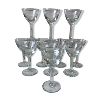 Lot de 11 verres à vin en verre moulé gravés années 20