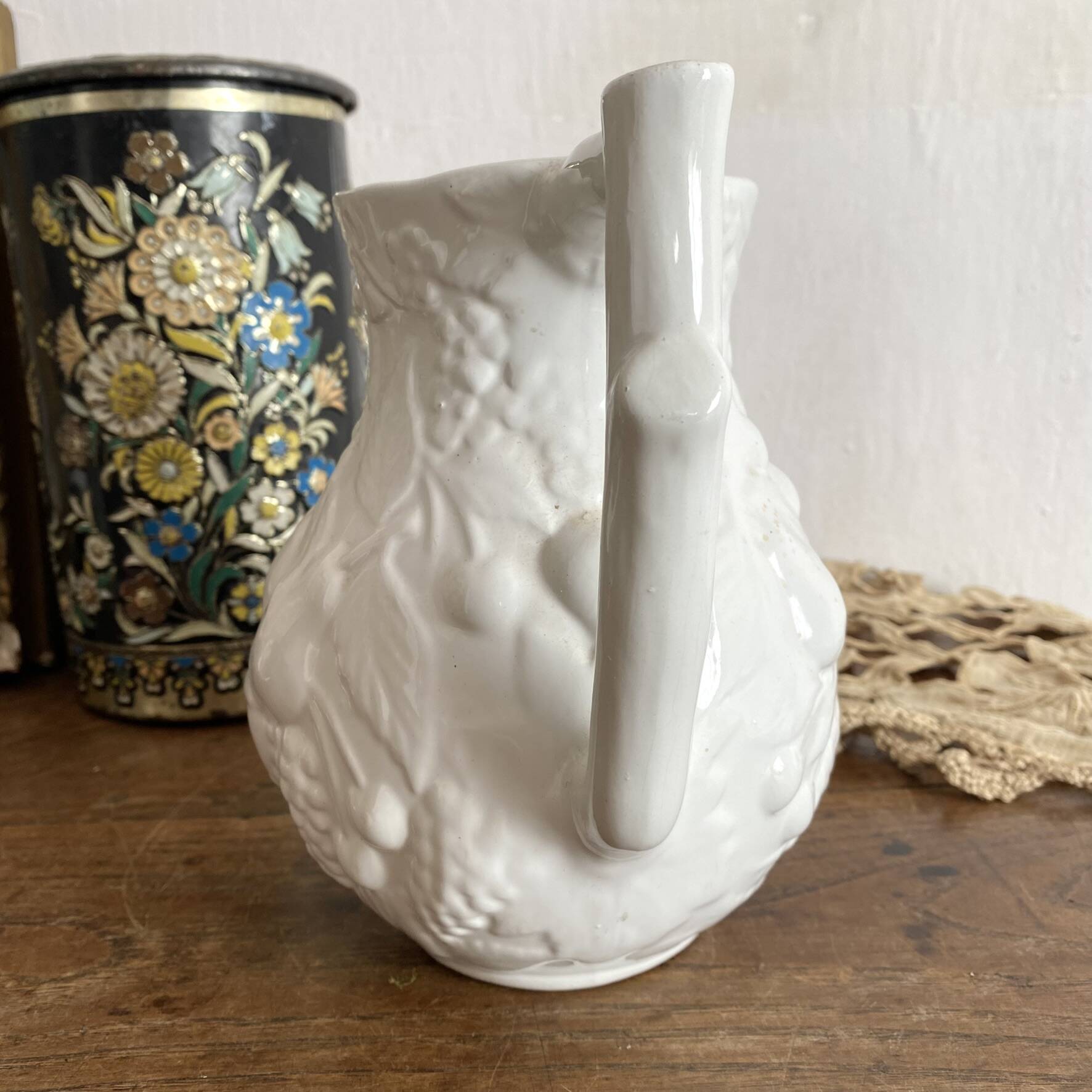 Jug in slipware with fruits