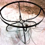 Table de salle à manger piètement fer forgé et laiton, plateau de verre., années 1980