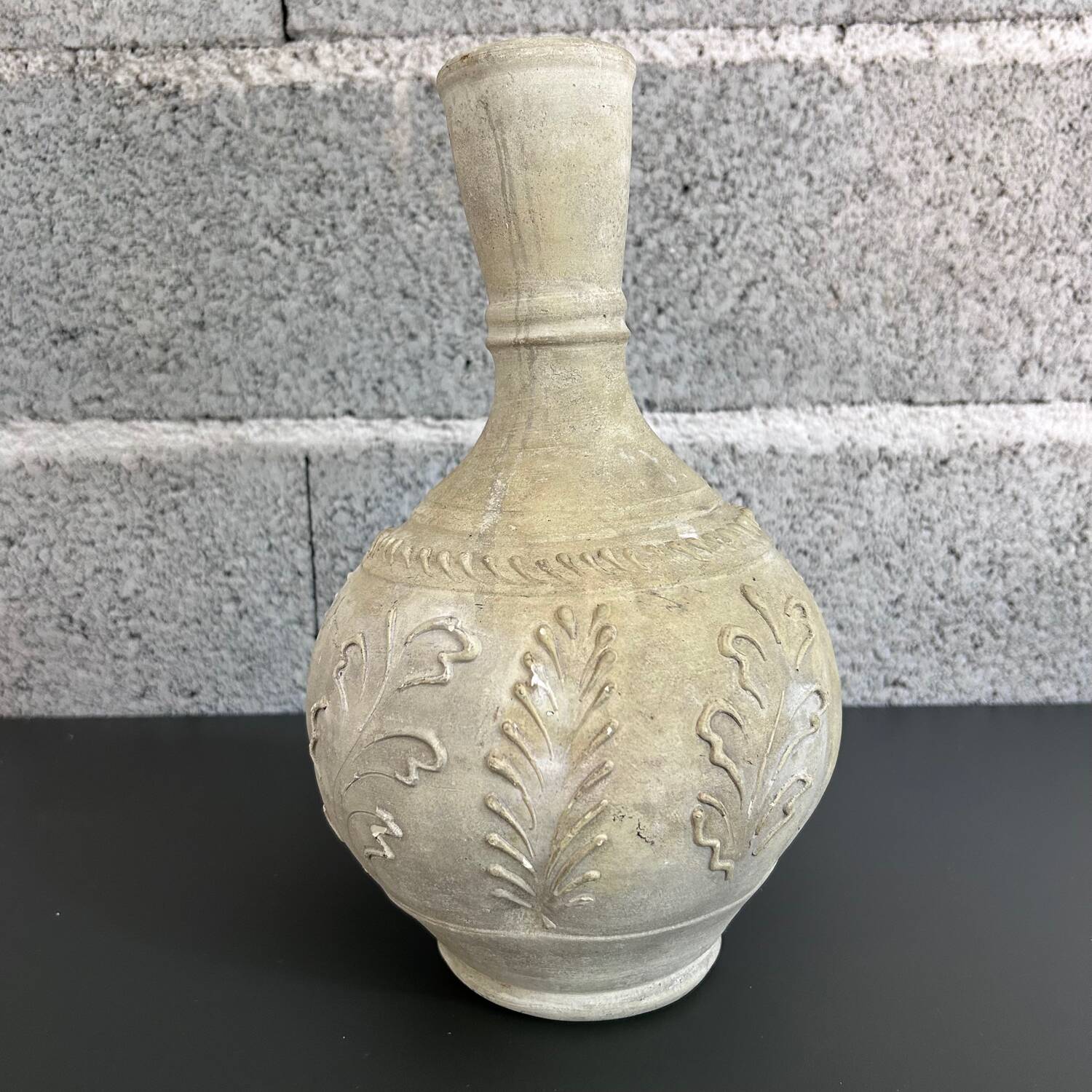 Raw vase with acanthus decoration