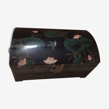 Coffre malle maie asiatique laque noir et motifs peint be