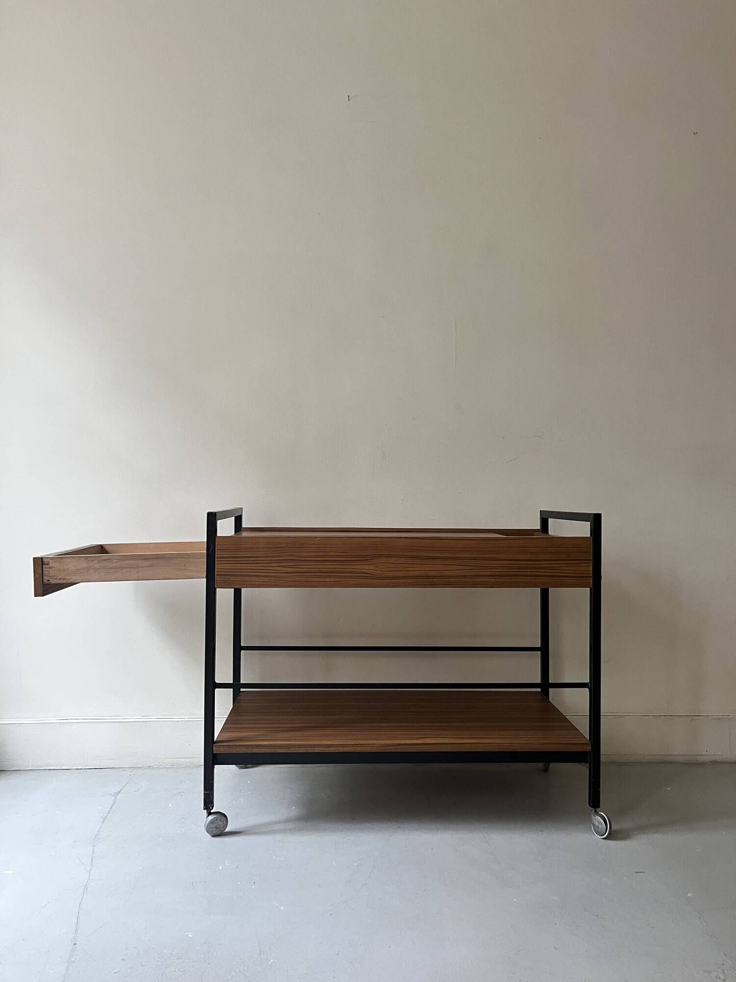 Rolling serving table in wood and black metal by Pierre Guariche for Meurop, design 1960