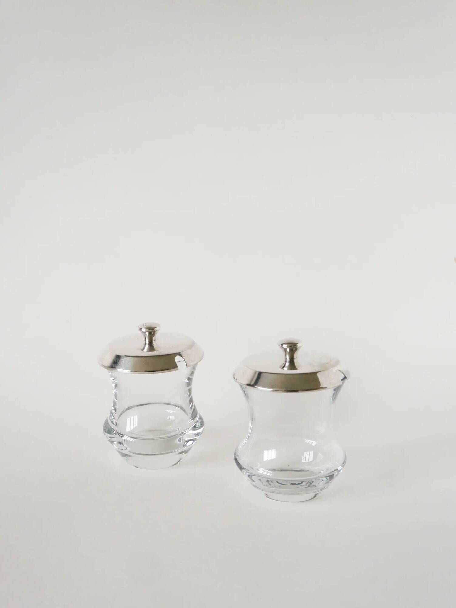 Pair of crystal and silver-plated condiment pots, Saint Hilaire, 1960.