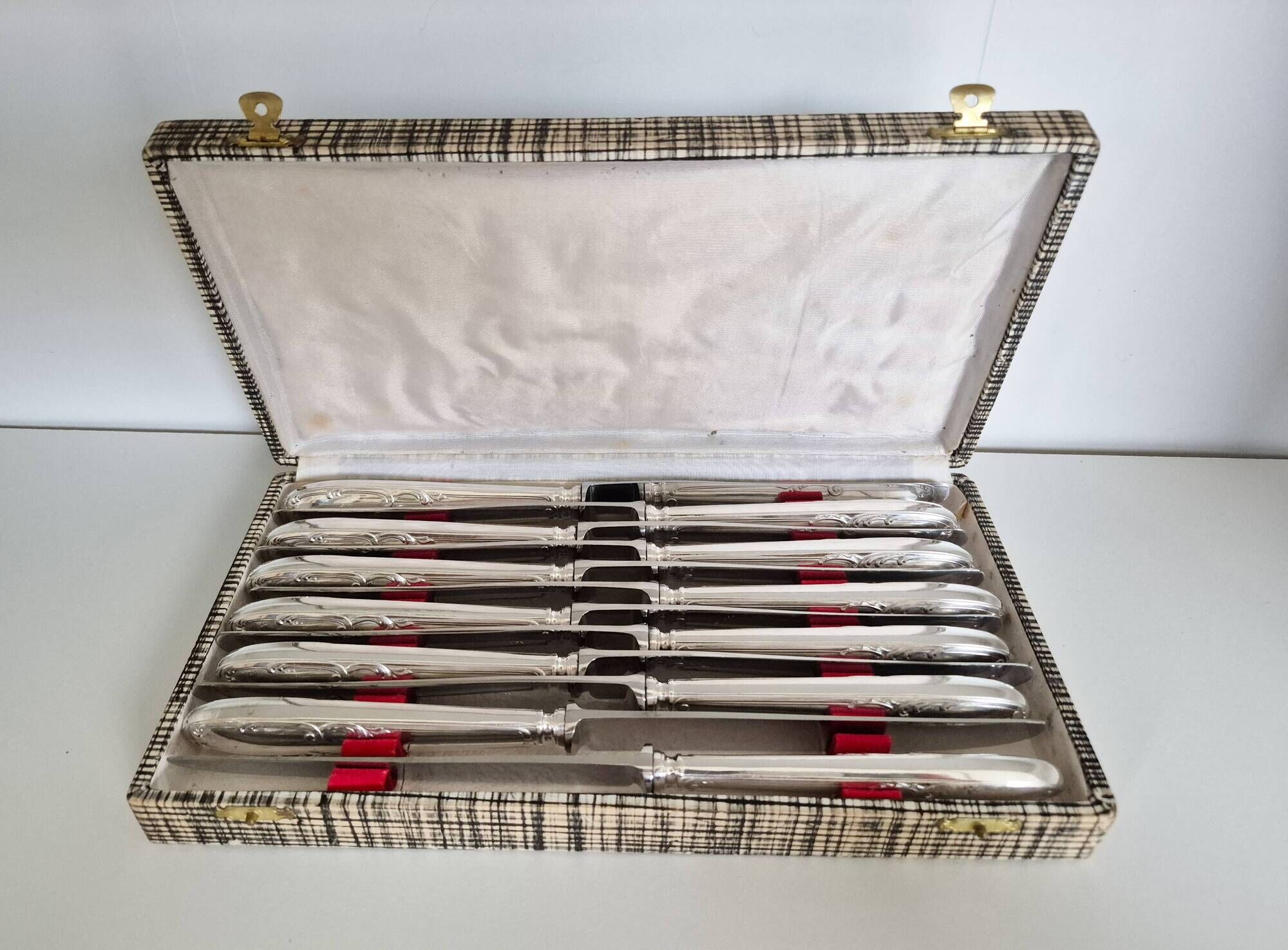 Lot de 12 couteaux de table , manches métal argenté, style Louis XVI