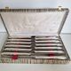 Lot de 12 couteaux de table , manches métal argenté, style Louis XVI