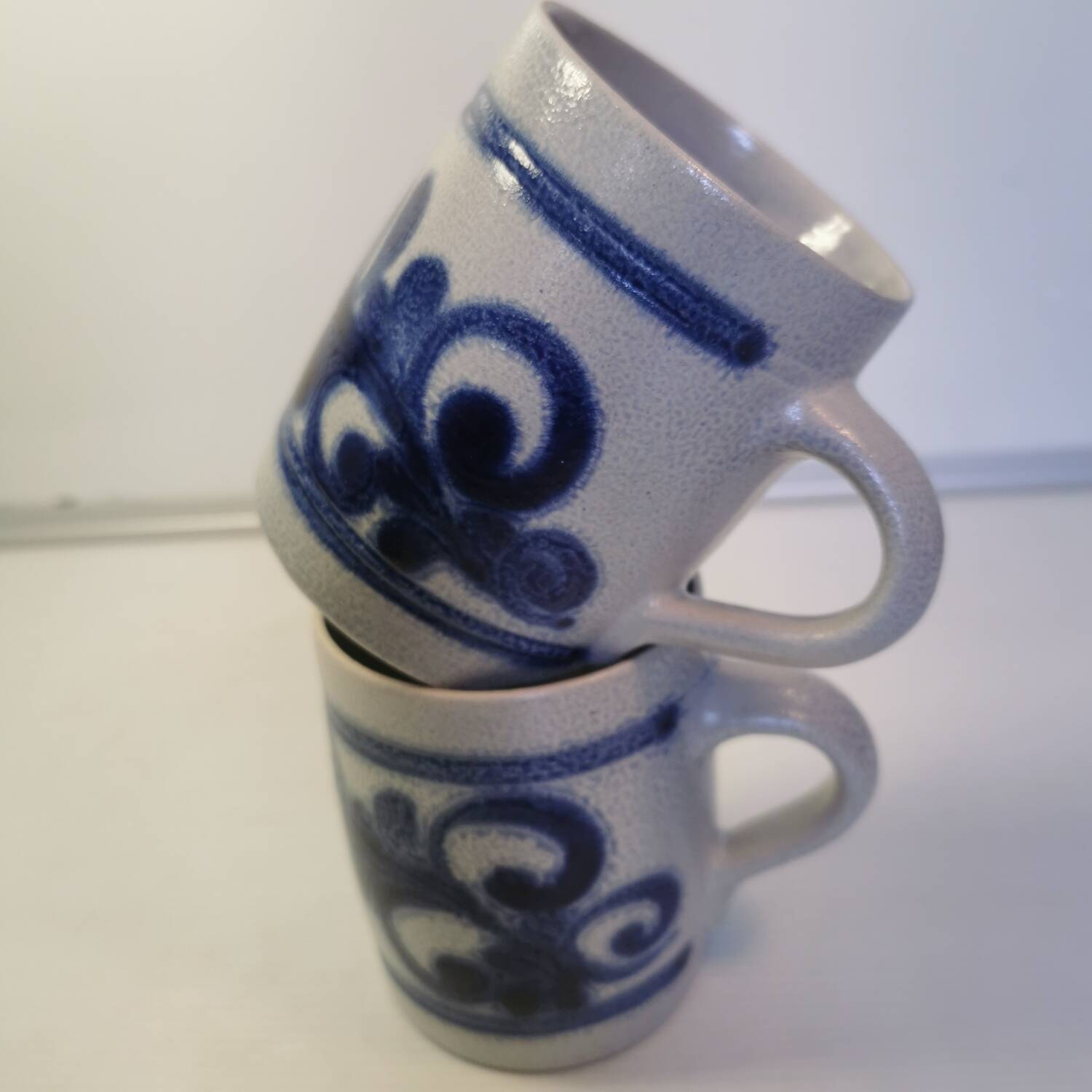 Ensemble de 2 mugs en grès émaillé au sel bleuit à la main, gris-bleu, motifs traditionnels
