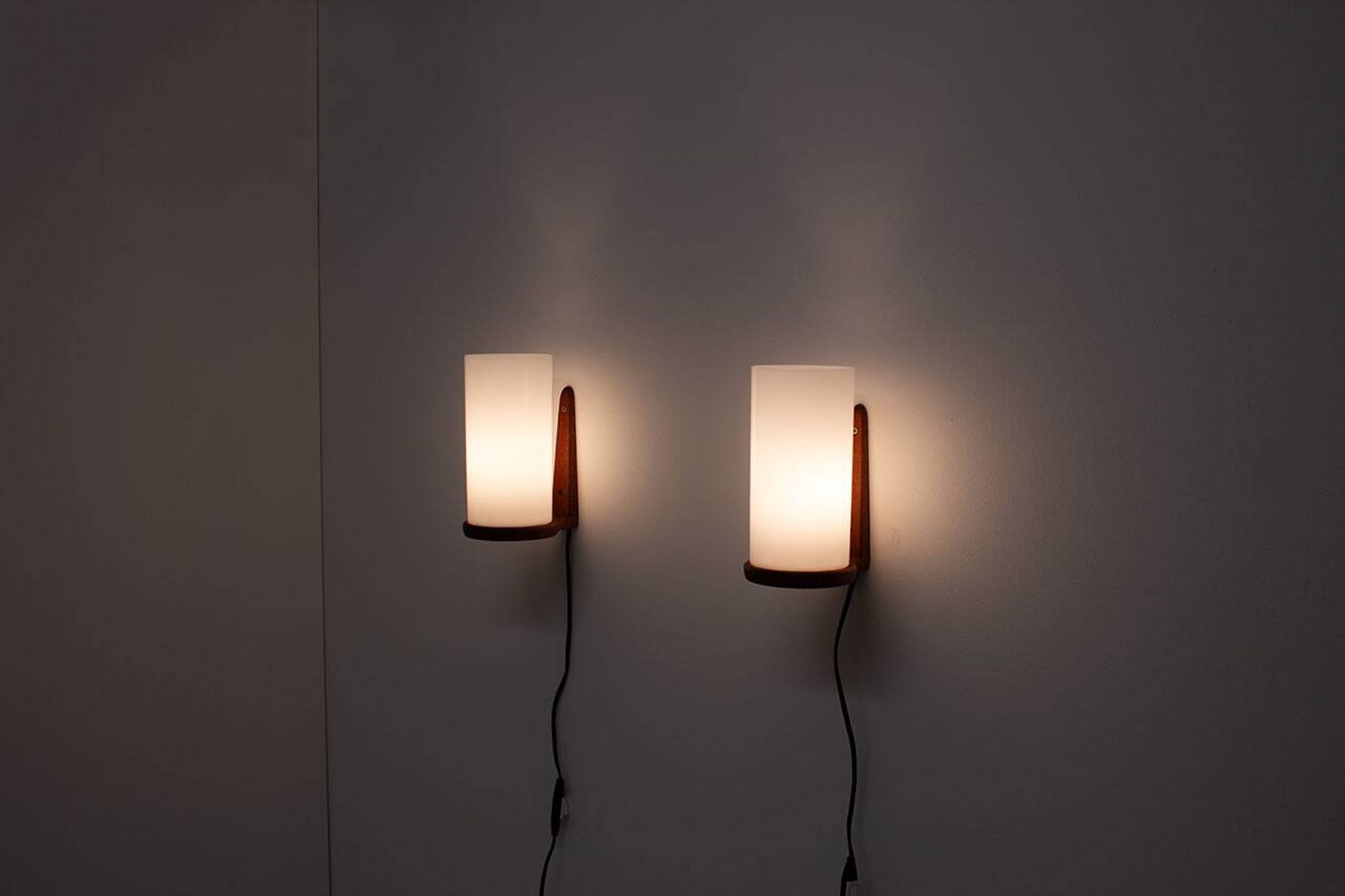 Paire de appliques en teck et acrylique par Luxus, Suède