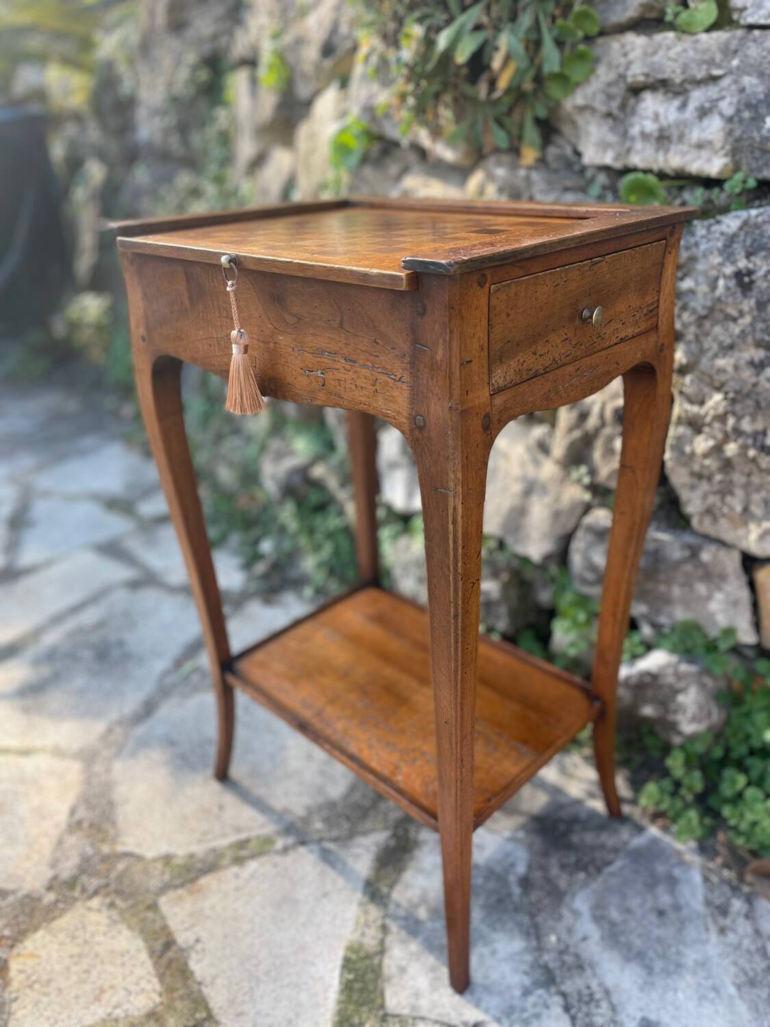 Small Louis XV period writing table in Walnut. 18th Century Period