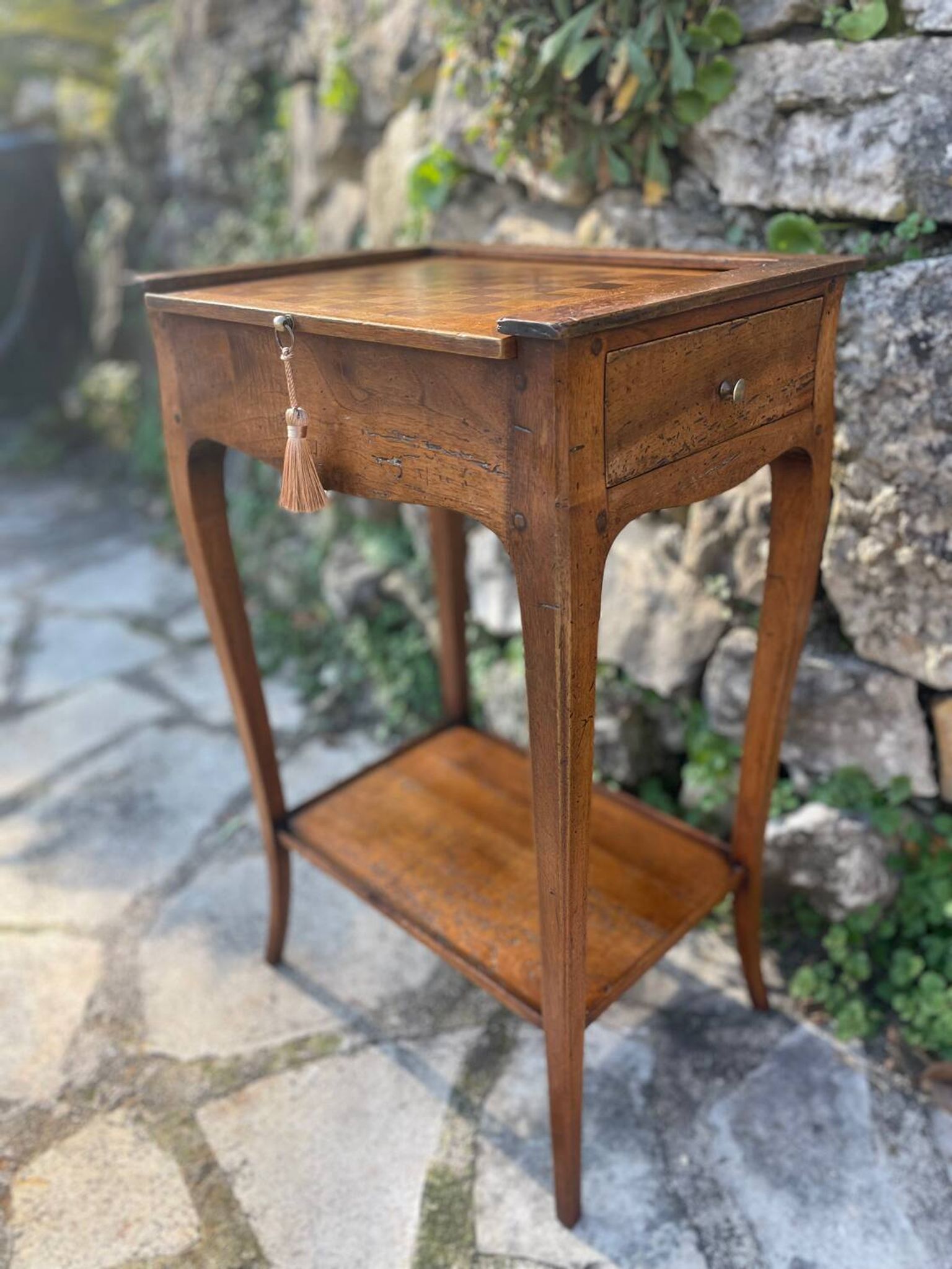 Small Louis XV period writing table in Walnut. 18th Century Period