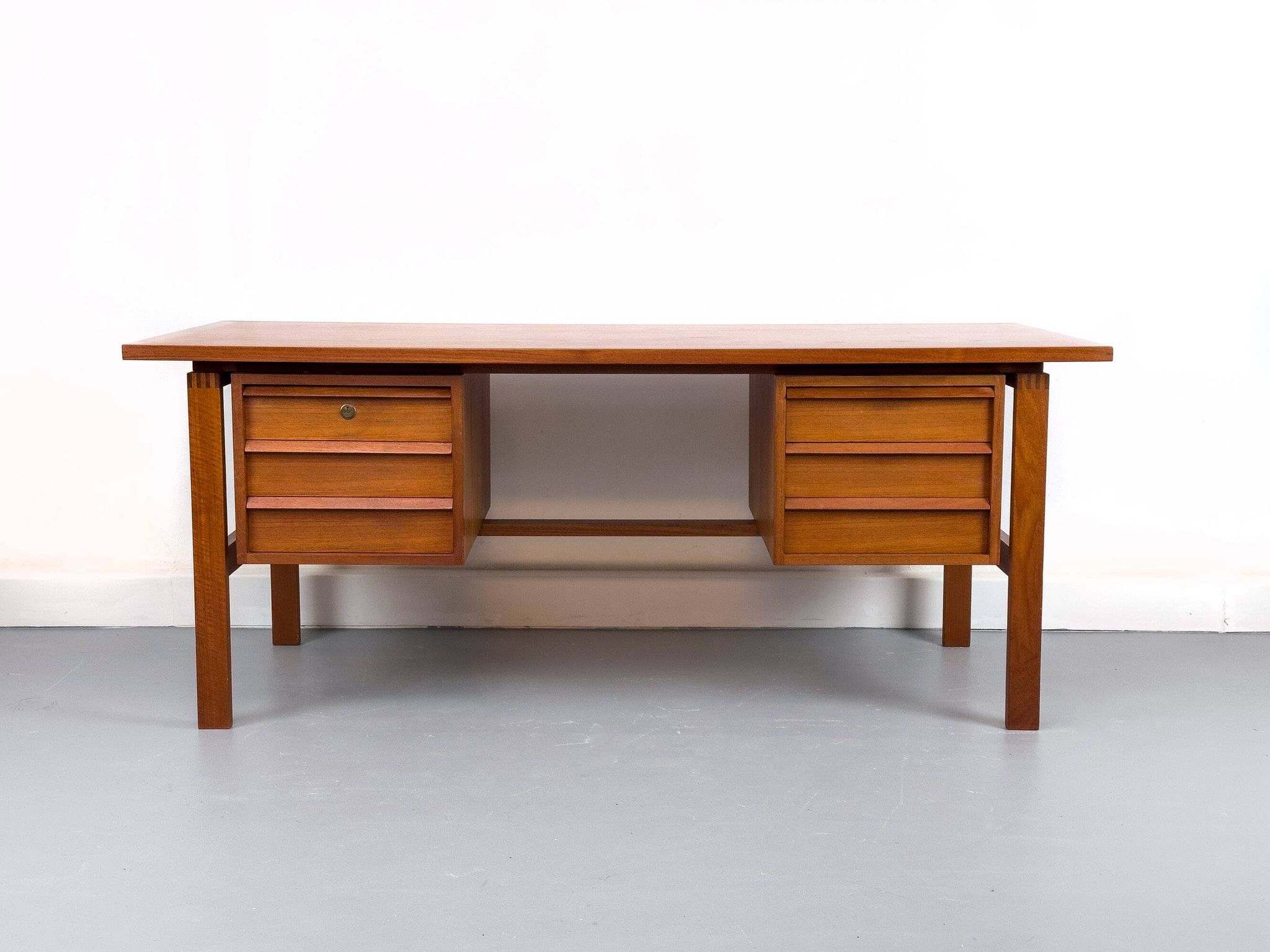 Mid-century teak desk by Svend Åge Madsen for Sigurd Hansen, 1960s.