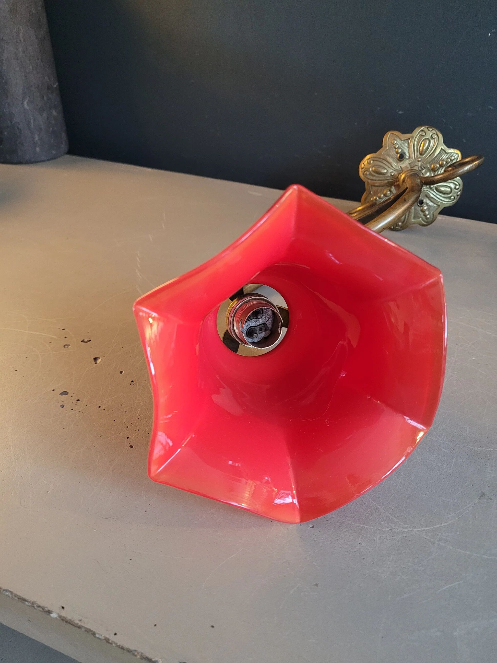 Tulip wall light in brass and red glass