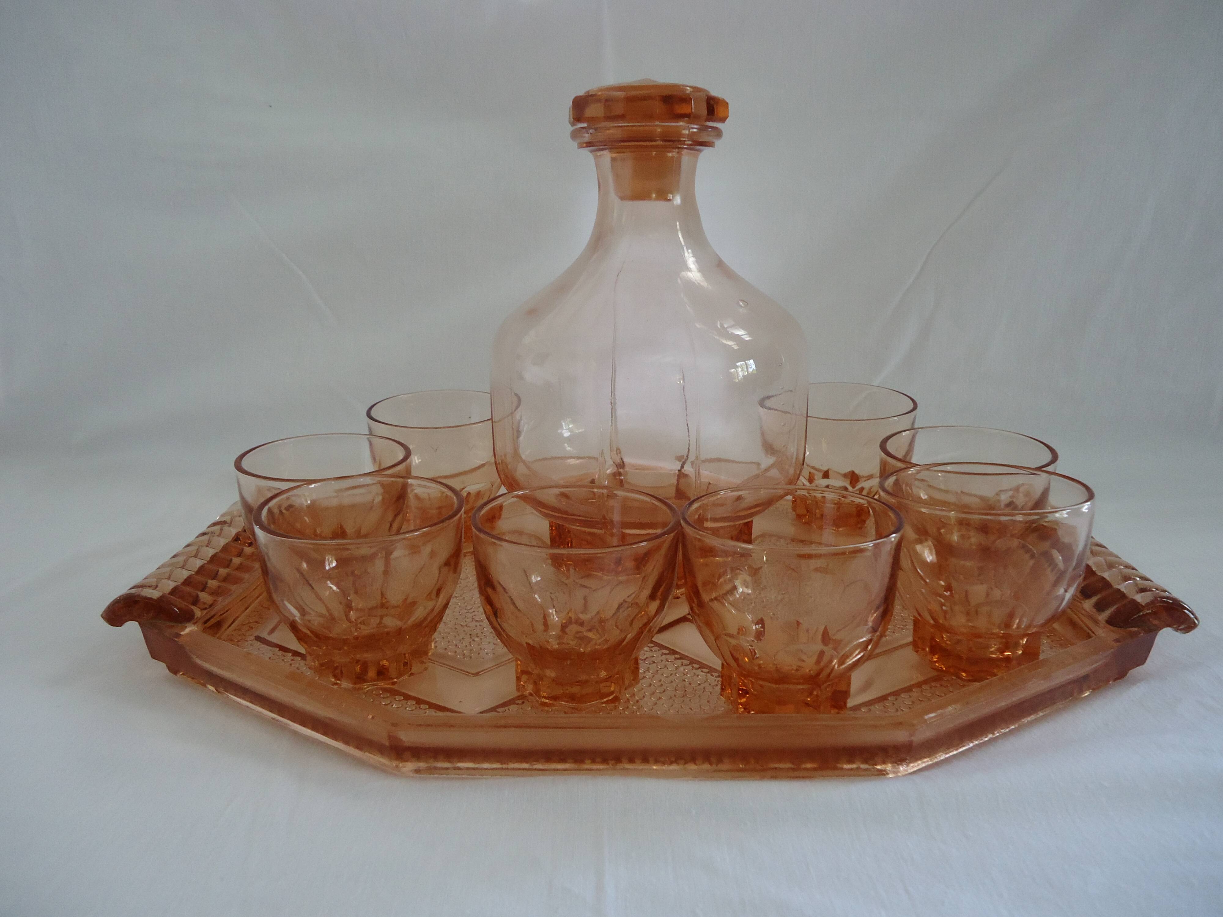 Service vintage en verre rose saumon – Carafe, 8 verres, et plateau Art Dec