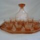 Service vintage en verre rose saumon – Carafe, 8 verres, et plateau Art Dec