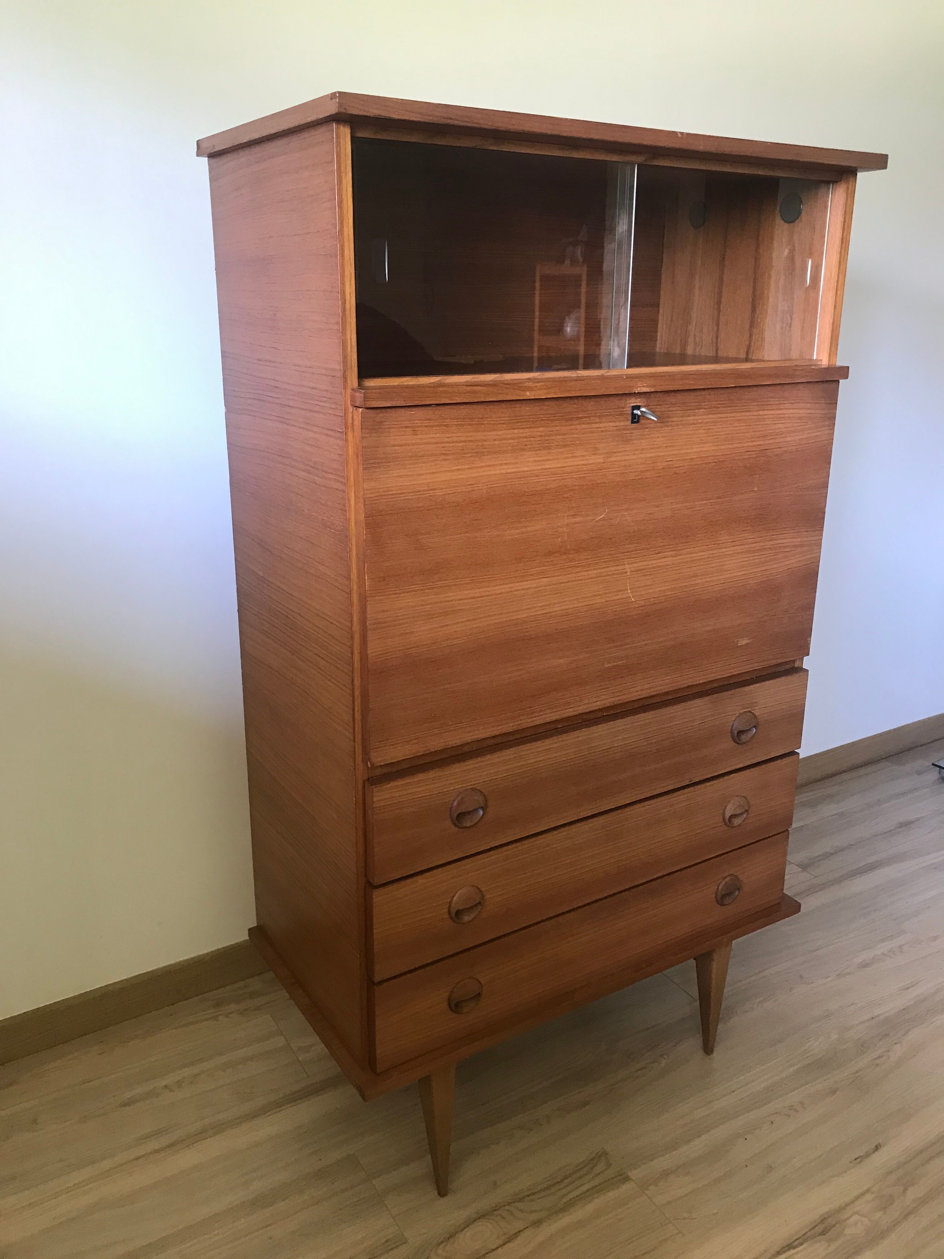 Scandinavian secretary