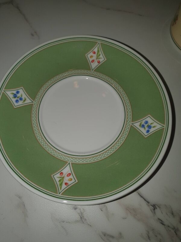 9 tasses, 9 sous tasses et 1 pot lait villeroy boch modèle eden