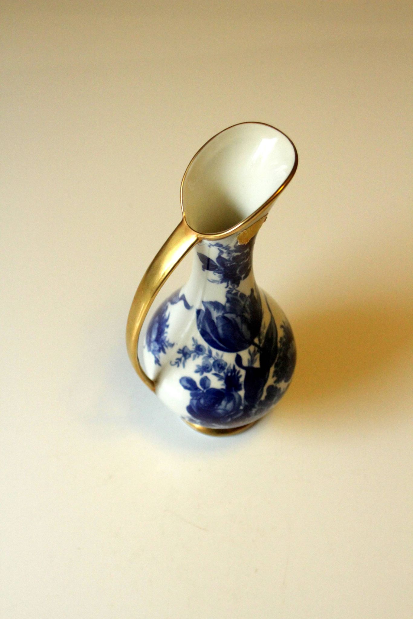Porcelain vase by Bavaria Daphne in a real gold coat