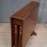 Drop-leaf table called “get leg”
