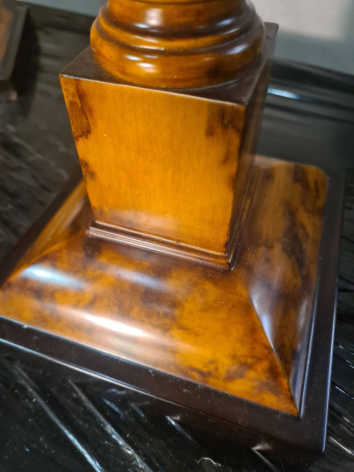 Pair of lamps in Bakelite wood style, 68x30, new lampshade, electrical working, very elegant.
