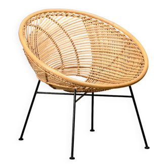 Round rattan lounge chair with black metal frame