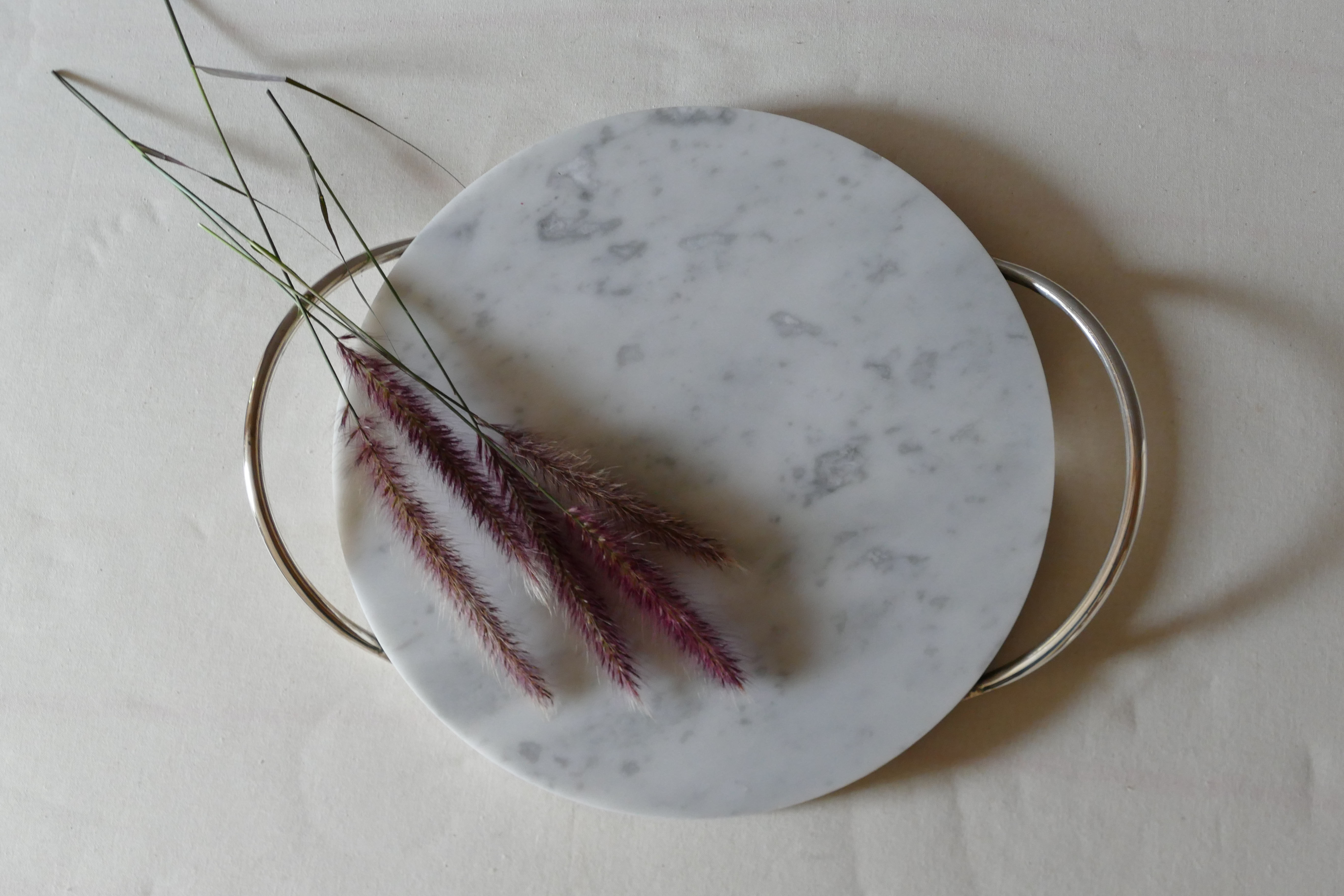 Oval cheese platter in marble and silver