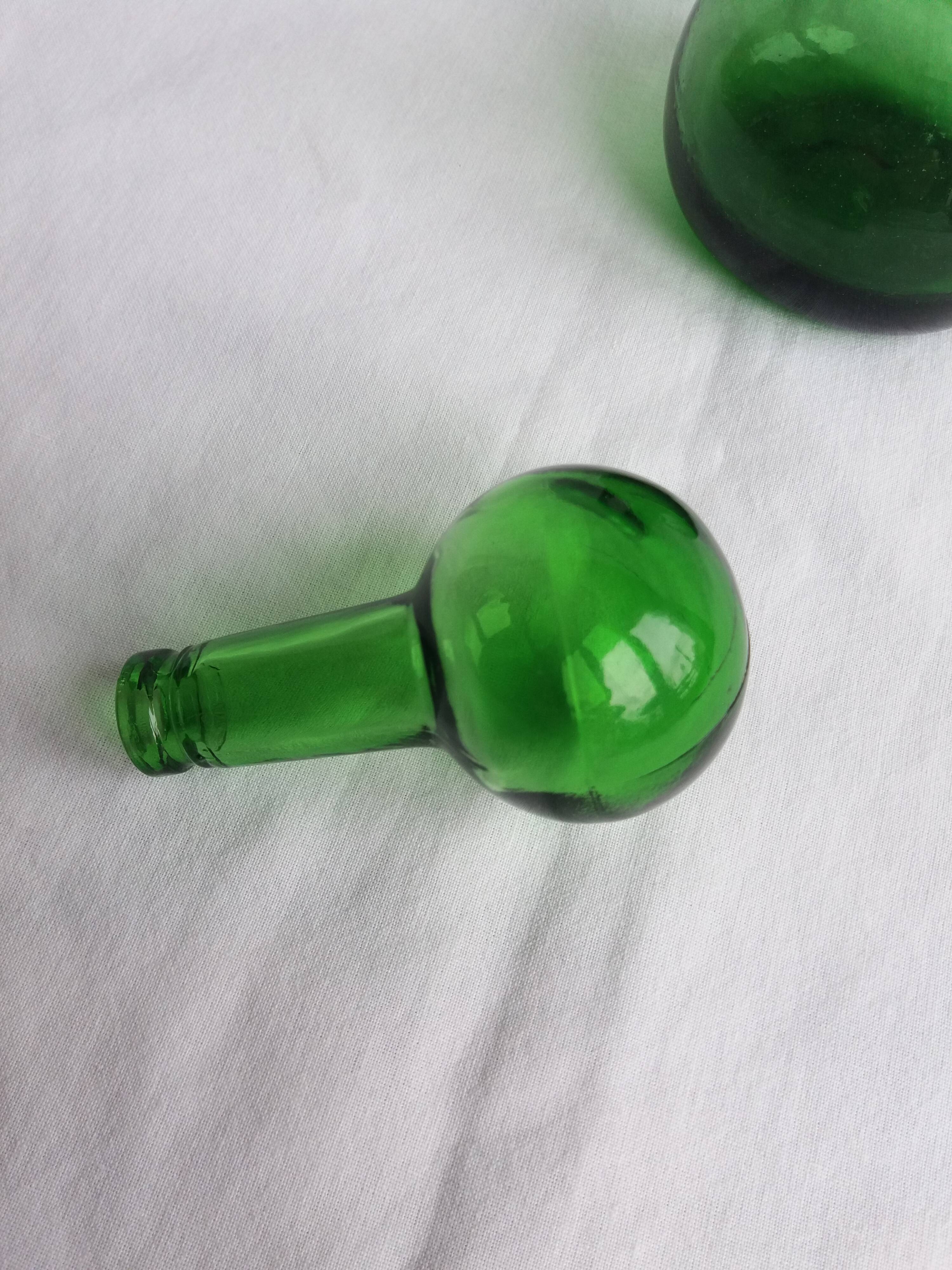 Pichet fiole de chimie en verre vert