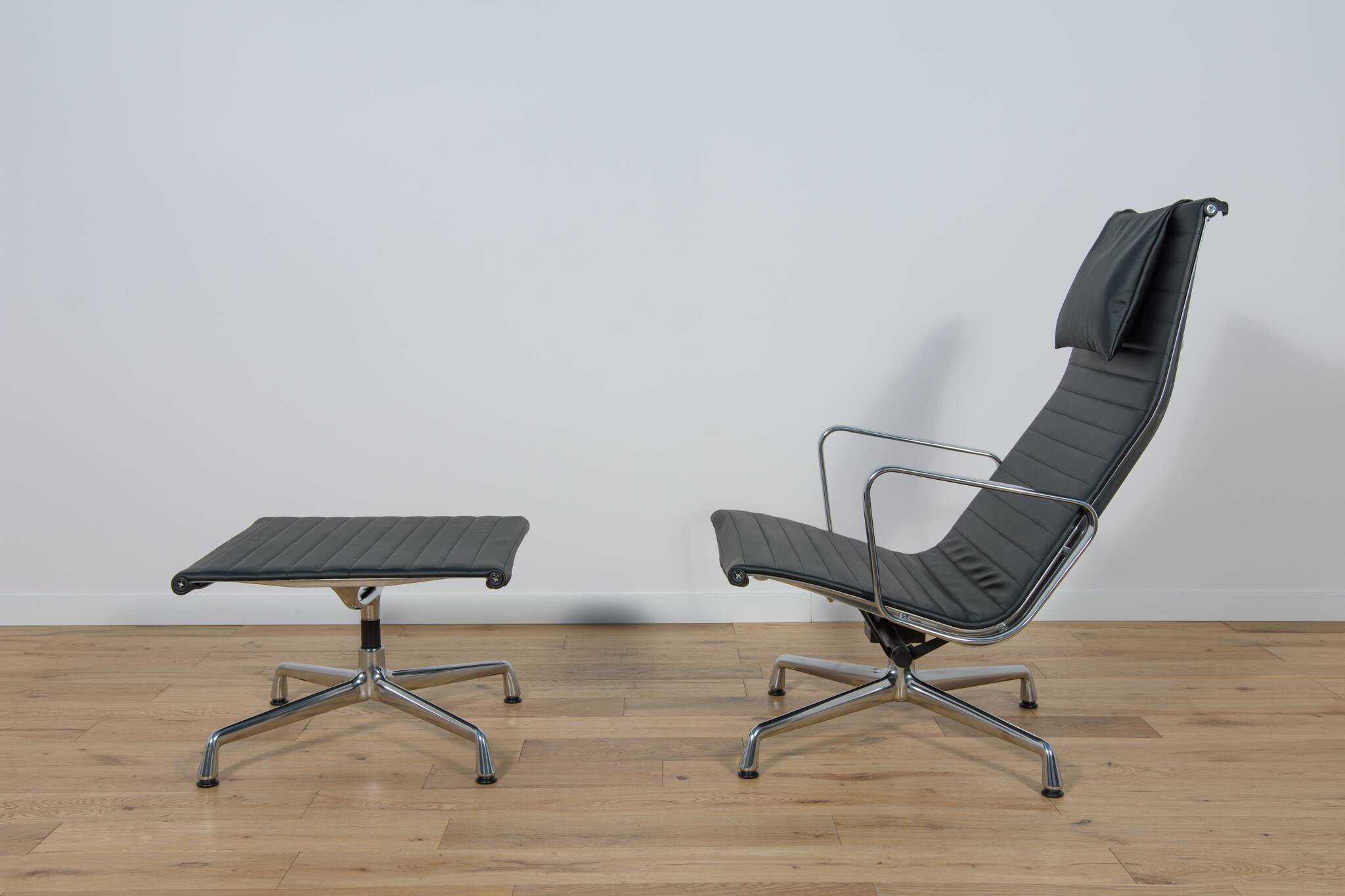 Eames Alu Group EA124 & EA125 Lounge Chair & Ottoman by Charles & Ray Eames for Vitra, 1980s.