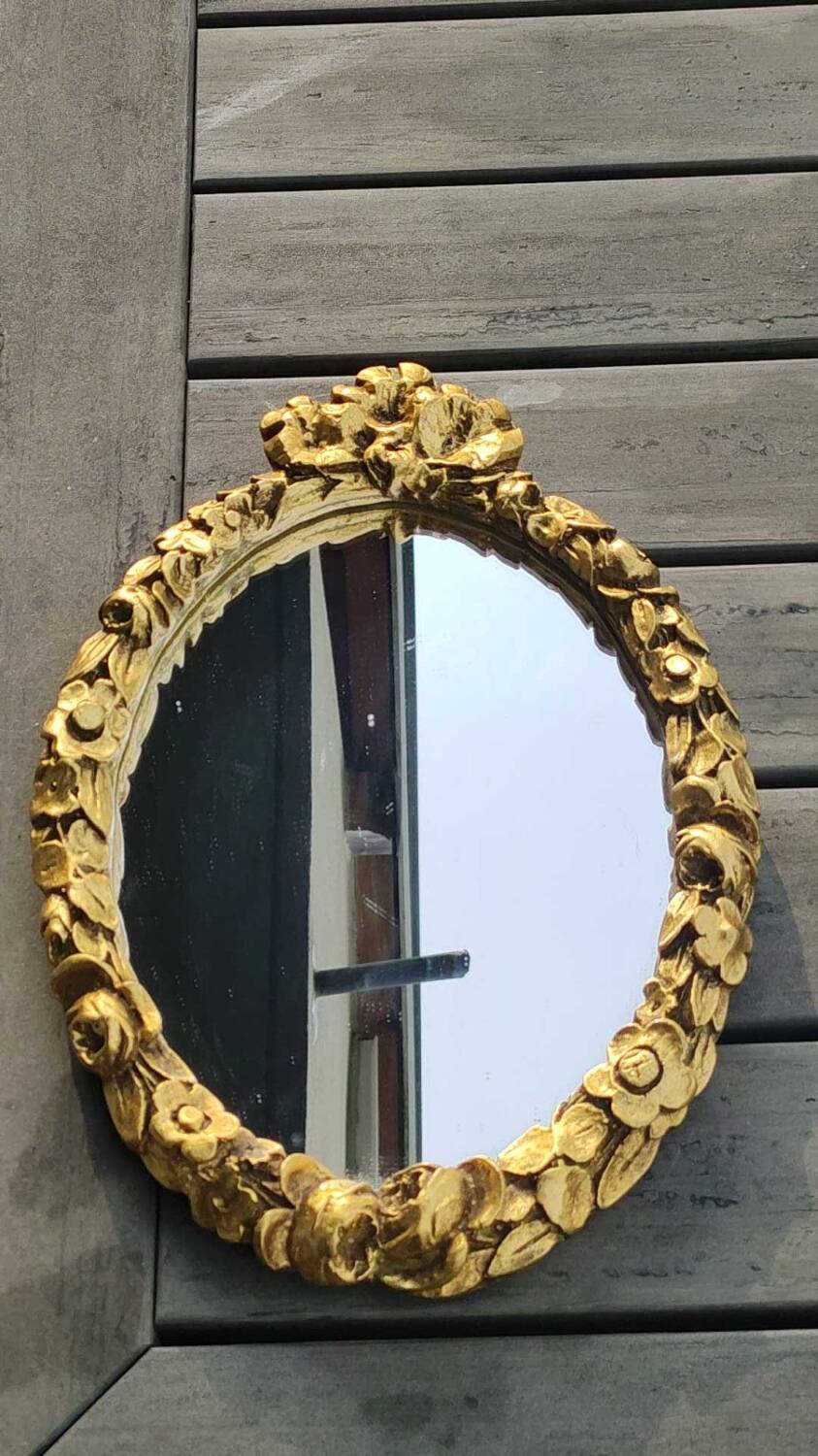 Hollywood Regency style oval Victorian mirror. In antique gold wood. 31 x 21cm