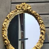 Hollywood Regency style oval Victorian mirror. In antique gold wood. 31 x 21cm