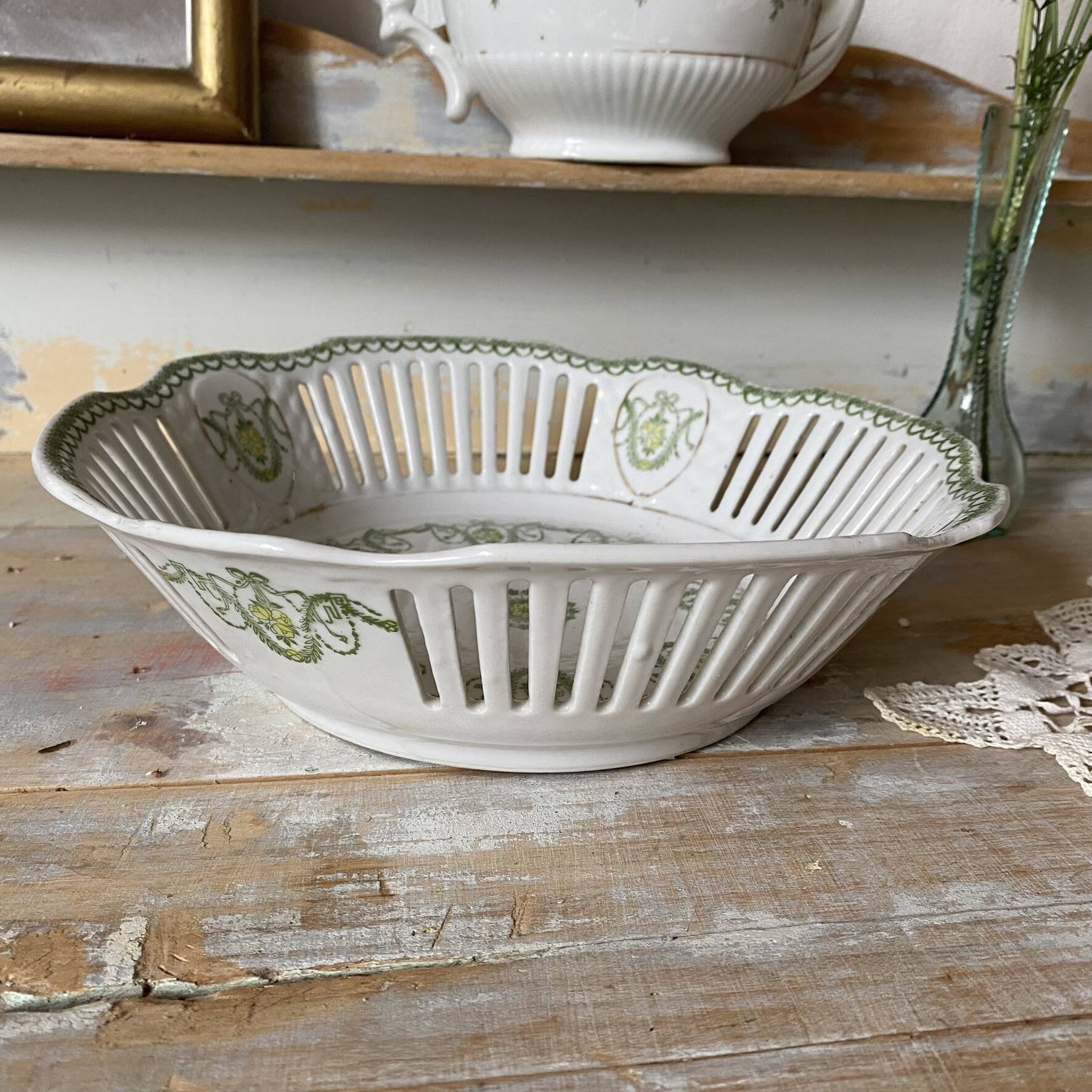 Coupe à fruits en porcelaine ajourée