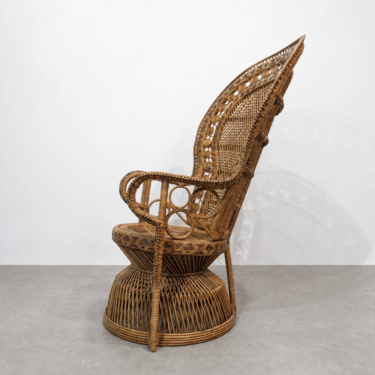 Fauteuil Paon vintage en rotin et osier — années 70