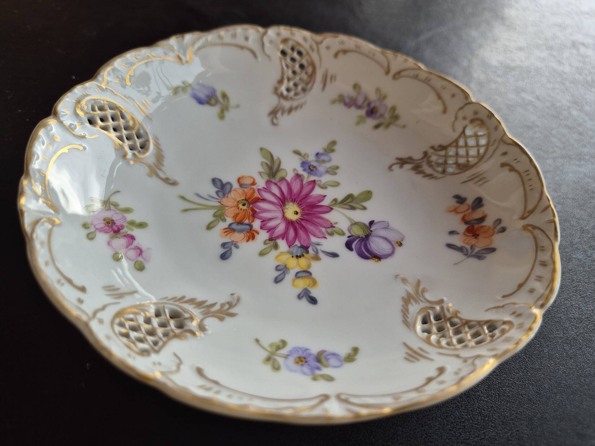 Small bowl / pierced plate in painted Nymphenburg porcelain.