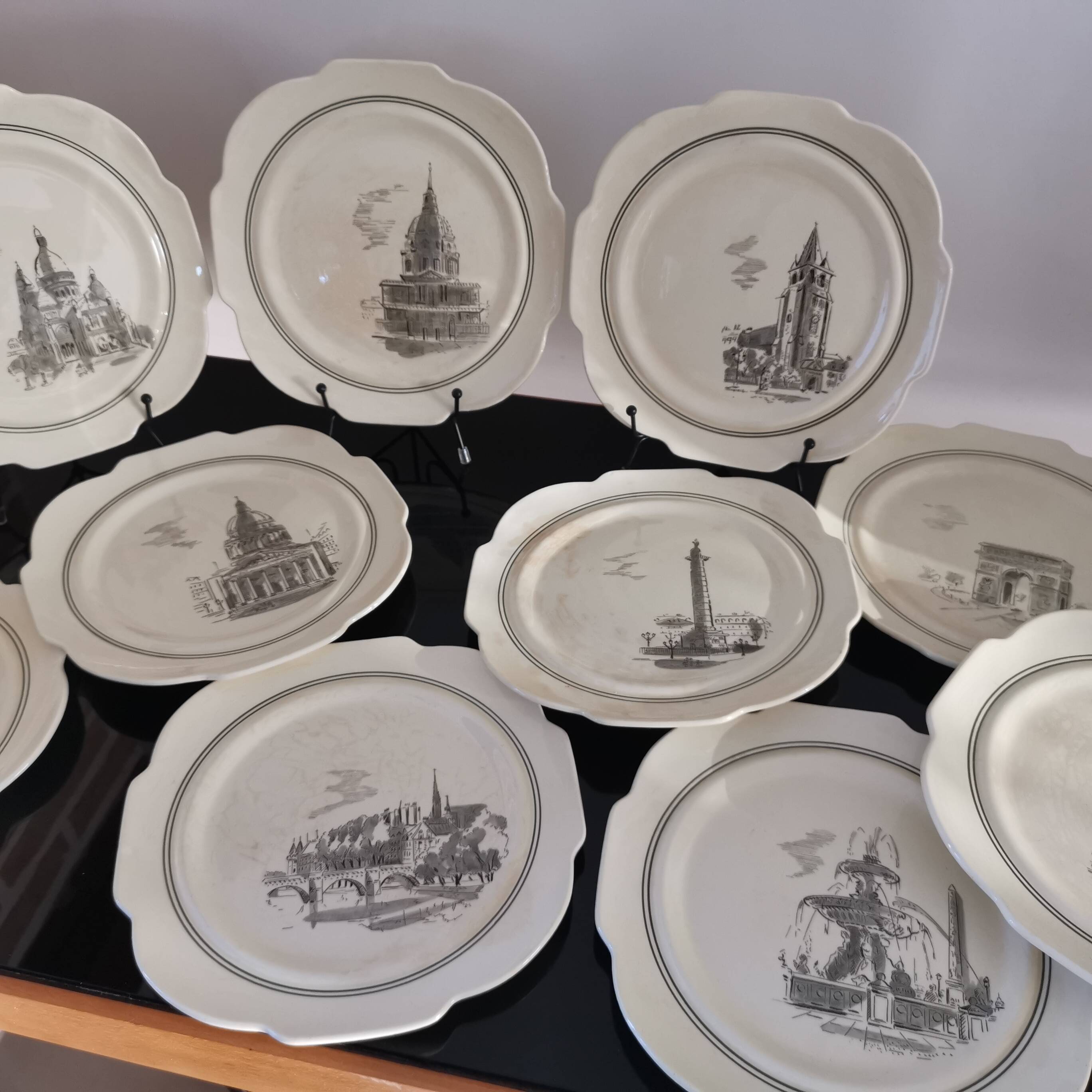 Série de 12 assiettes à dessert et son plateau à gâteaux Gien Paris Monuments