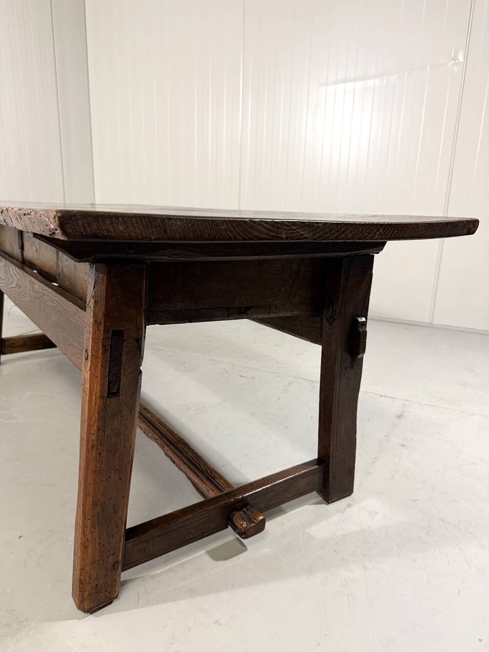 Table basse espagnole antique brutaliste