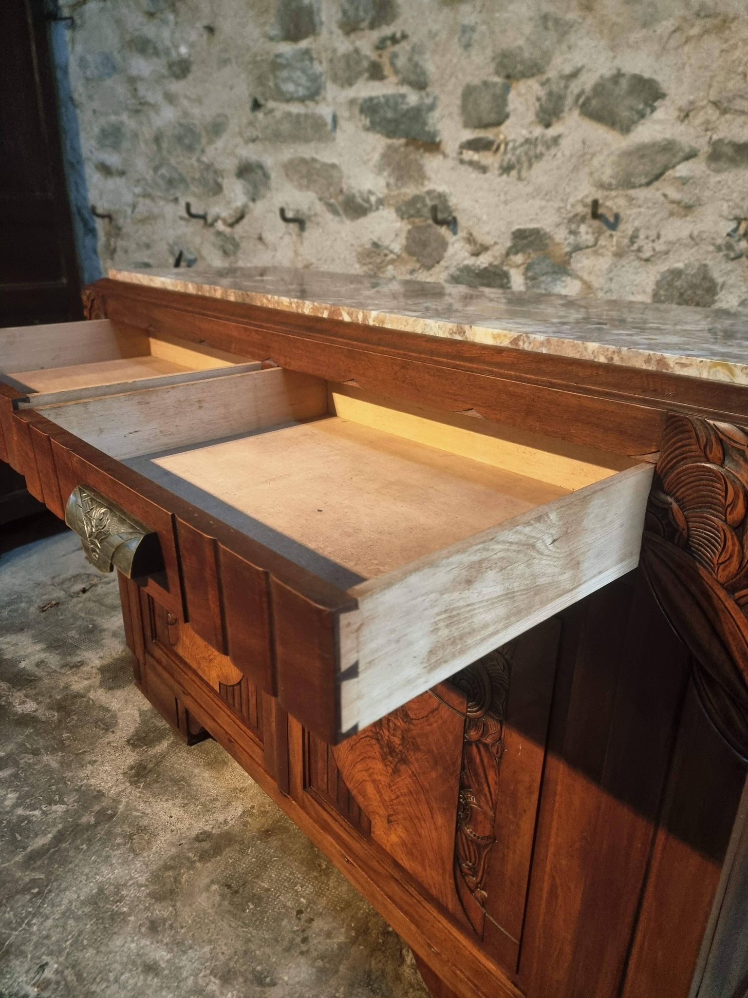 Buffet art déco français en noyer avec plateau en marbre (années 1930)