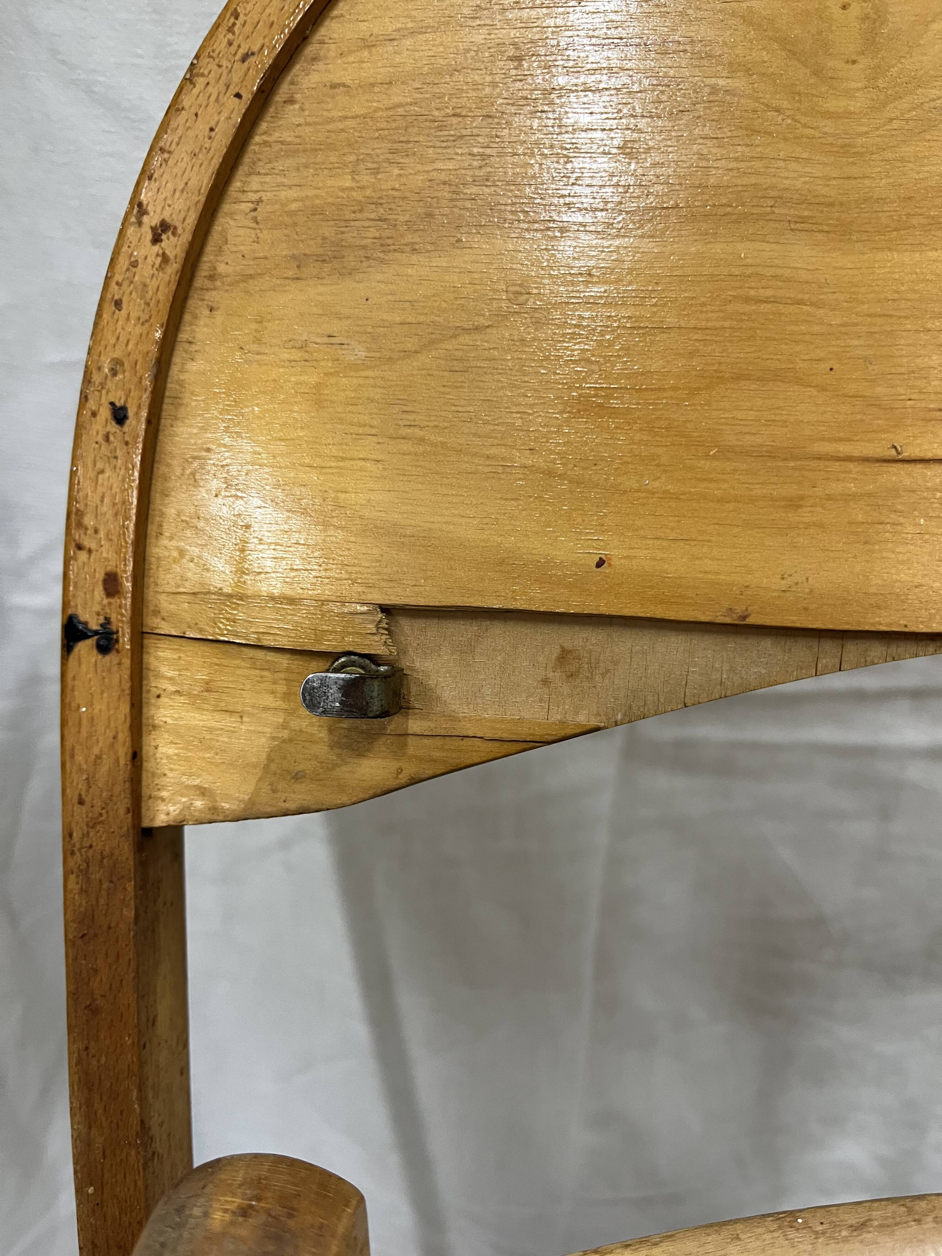 Chaise haute bébé en bois vintage