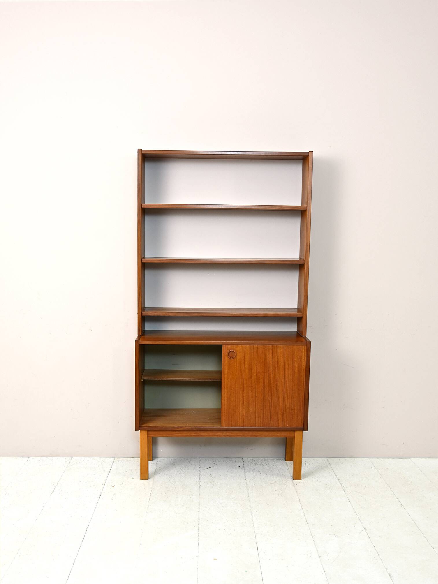 Bibliothèque scandinave avec armoire