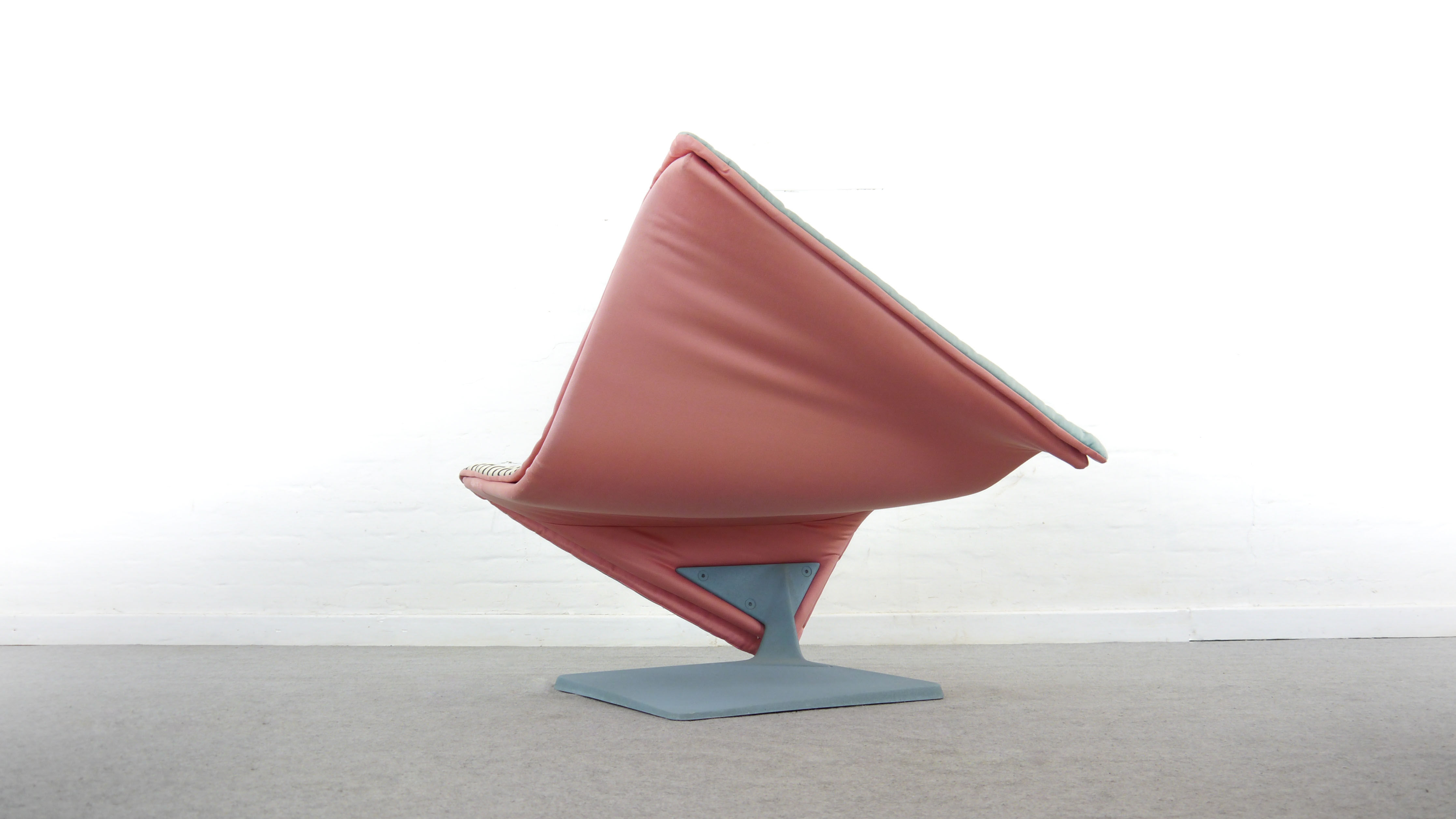 Postmodern "Flying Carpet" Memphis Lounge Chair by simon Desanta for Rosenthal