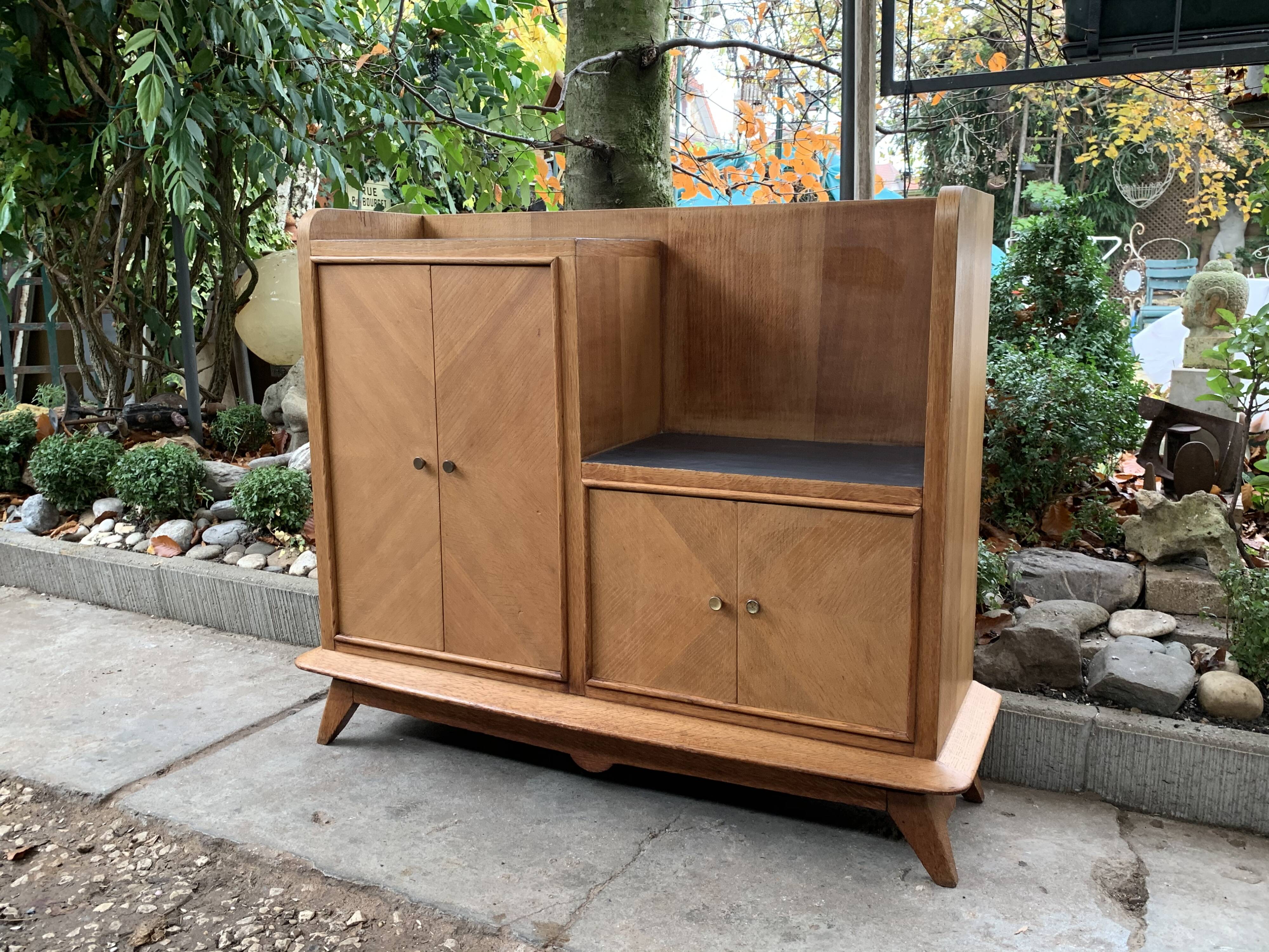 Buffet asymmetrical compass feet